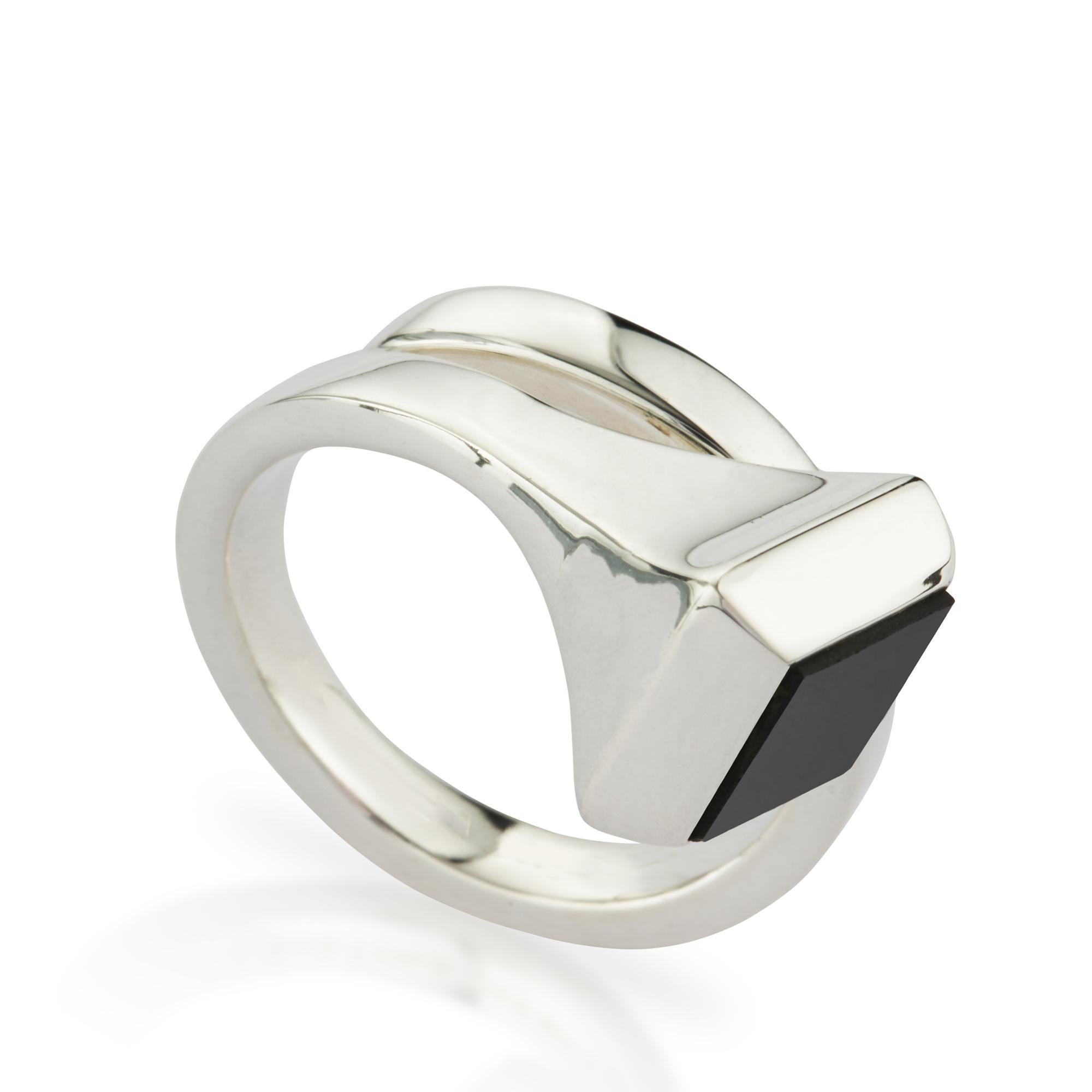 Bague unisexe en argent sterling poli, sertie d'onyx noir (taille carrée 1,3 carat), une puissante pierre de protection qui absorbe et transforme les énergies négatives.
Taille UK M - US 6 1/4 en stock, d'autres tailles sont disponibles sur demande,