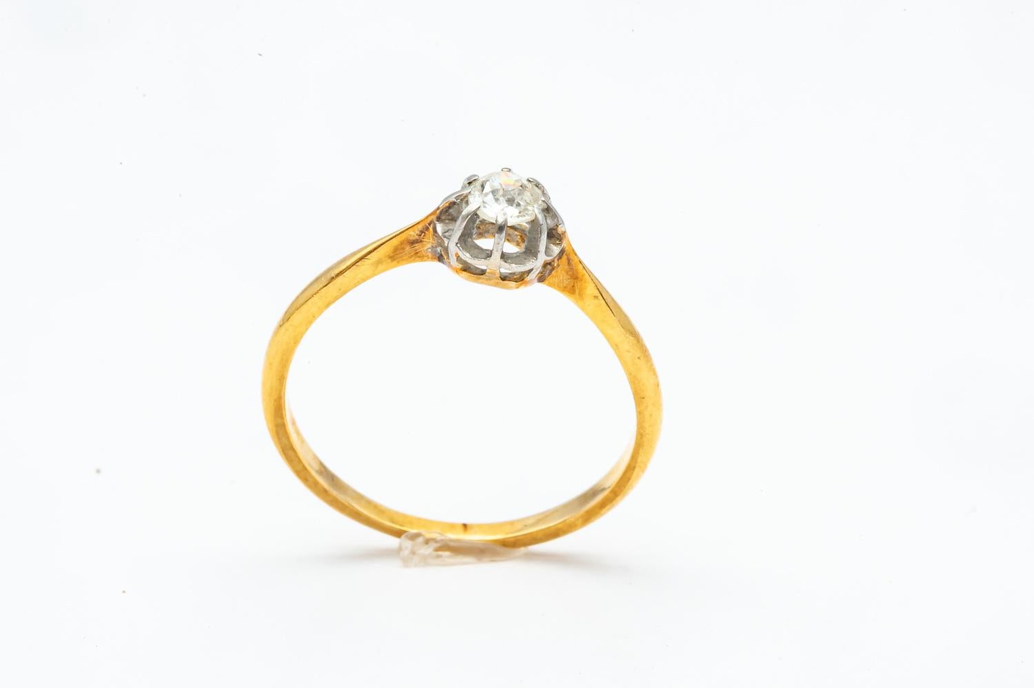 Solitär-Ring aus Gelbgold und 18 Karat Weißgold mit Diamant (Kunsthandwerker*in) im Angebot