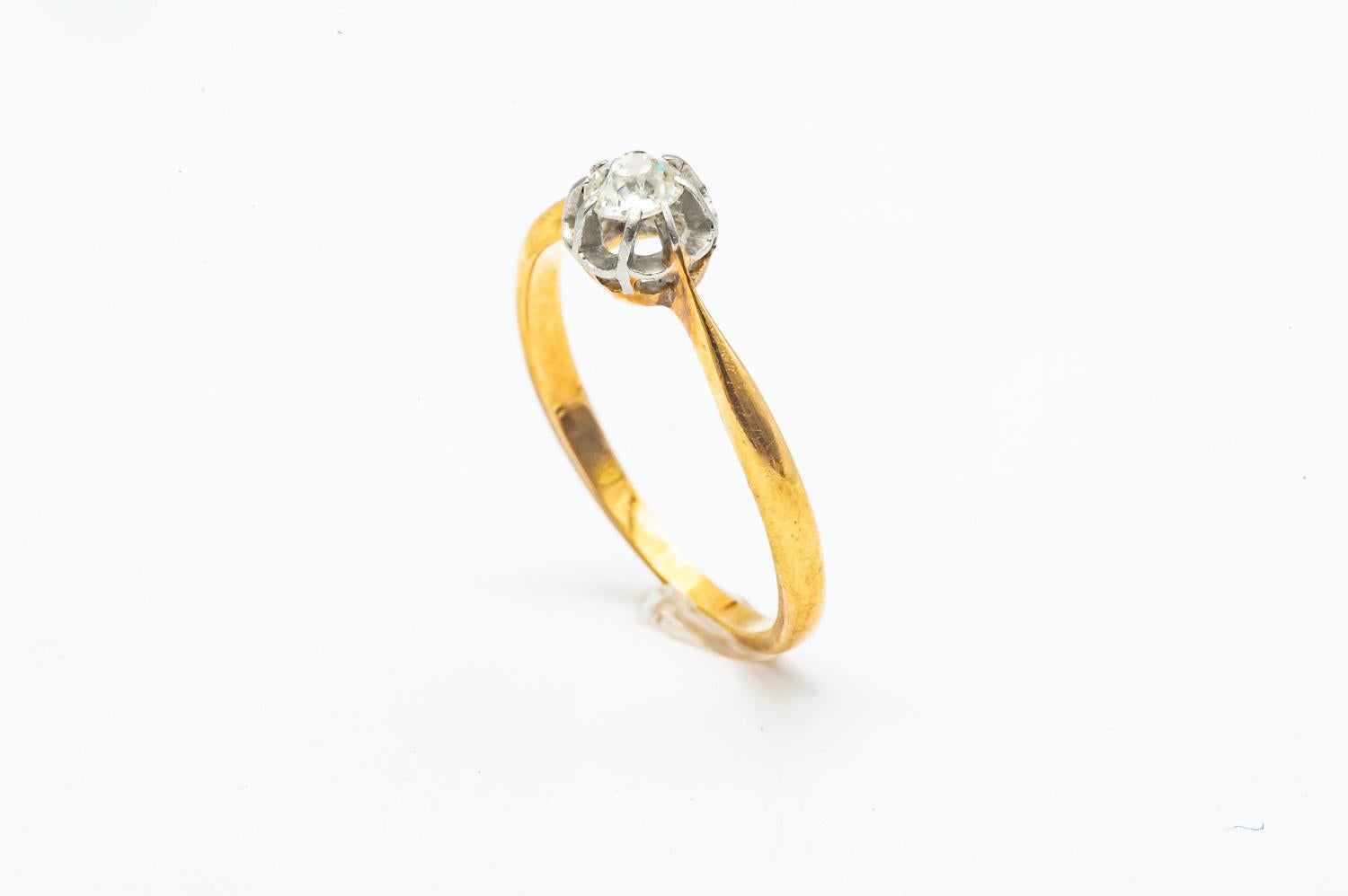 Solitär-Ring aus Gelbgold und 18 Karat Weißgold mit Diamant (Brillantschliff) im Angebot