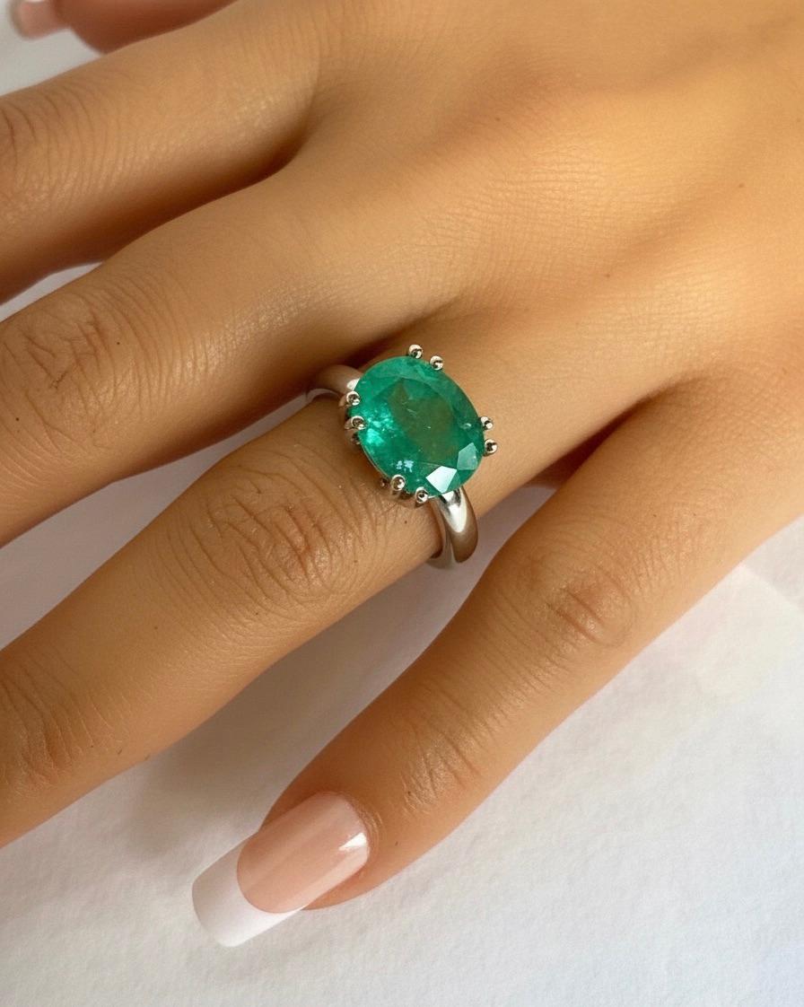 Esmeralda de Oro Anillo Solitario de Compromiso Grande de 4,00 Quilates Esmeralda Natural Colombiana
Piedra principal: Esmeralda colombiana 100% natural
Forma o talla: Talla Oval 
Peso aproximado de la esmeralda: Aprox. 4,00 Quilates (1