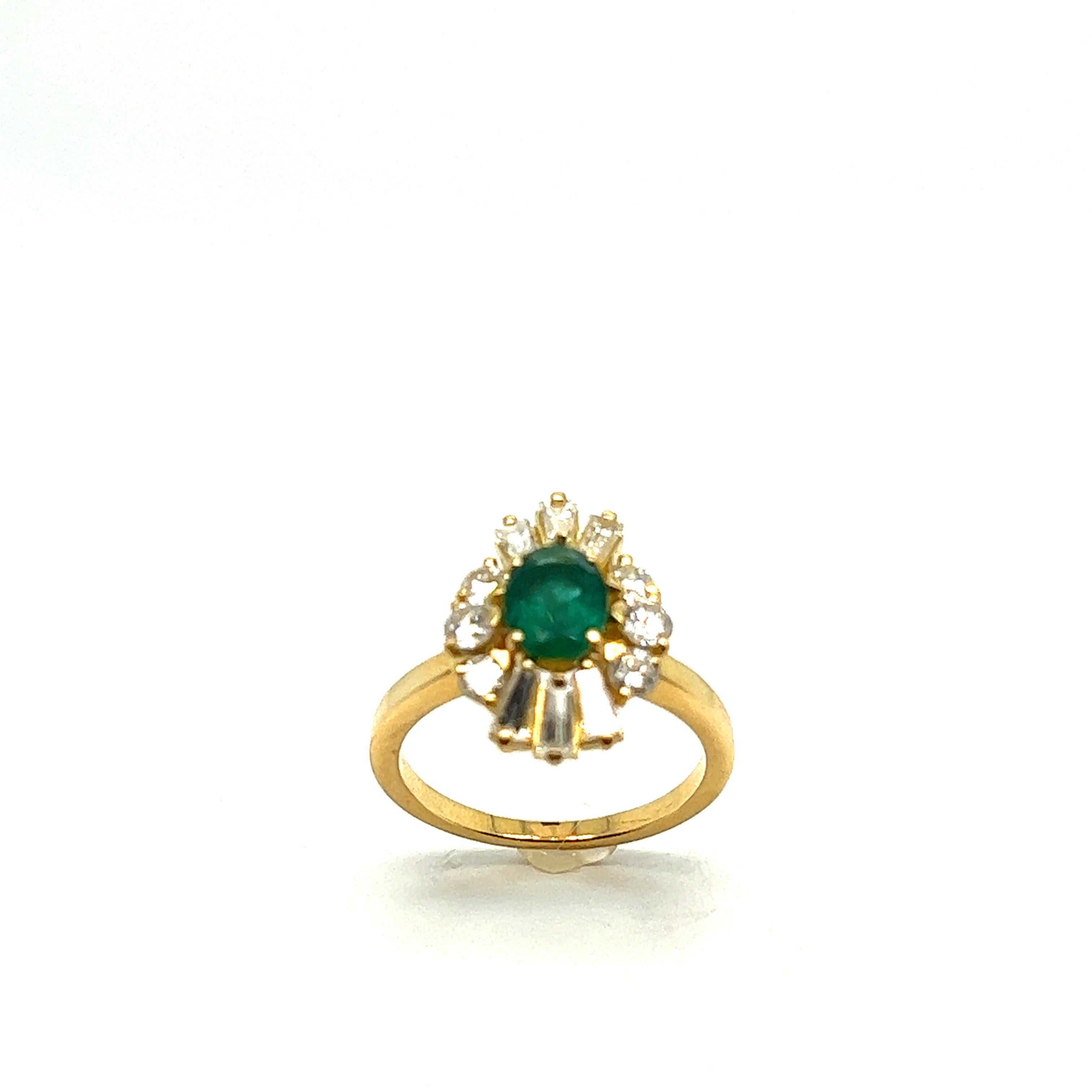 Solitaire Ring Emerald Oval Shape Diamonds White Gold 18 Karat In Excellent Condition For Sale In Vannes, FR