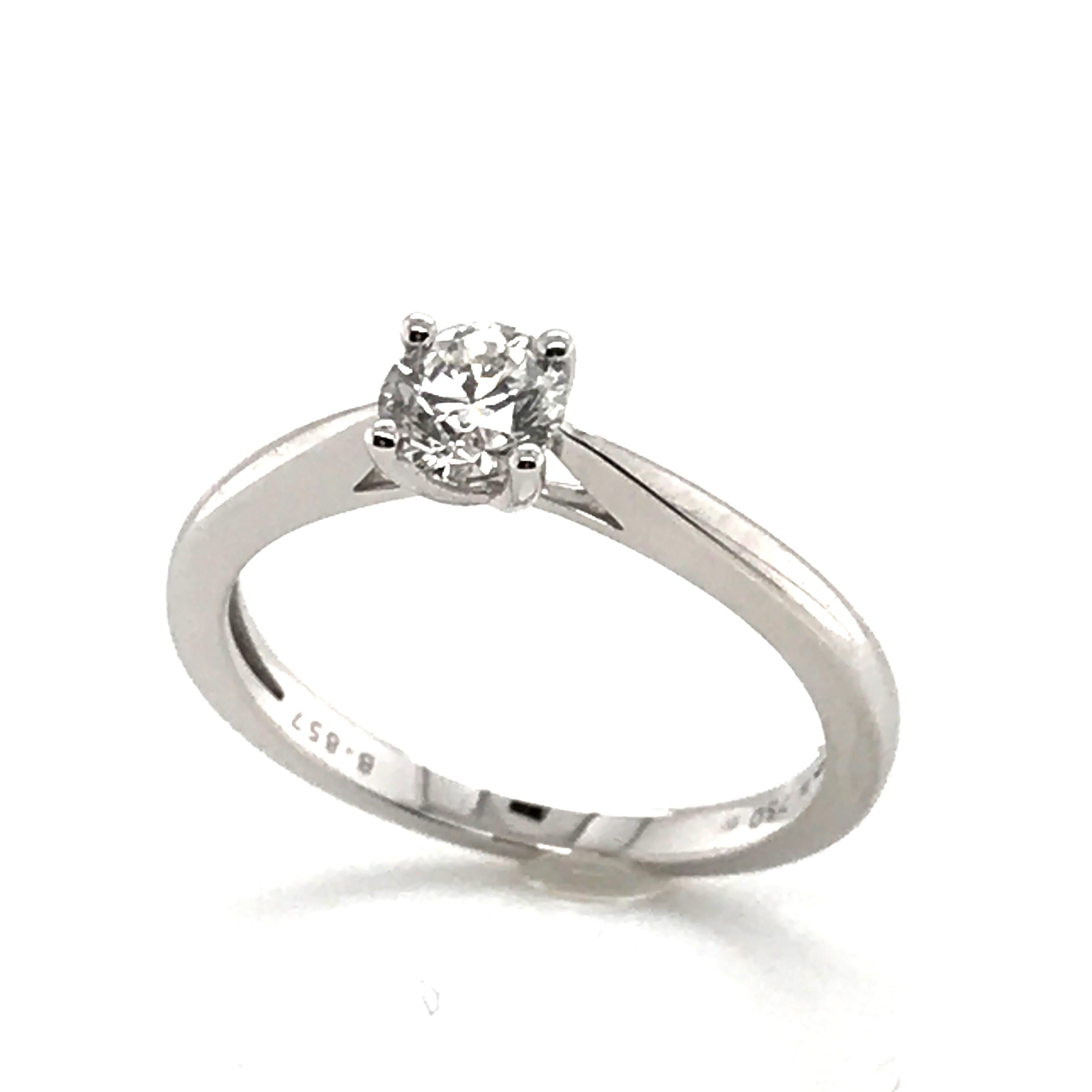 Solitaire ring in certified white F colour diamond with SI clarity. Carefully crafted, this ring embodies the perfect marriage between the natural beauty of diamonds and the finesse of goldsmithing.

The dazzlingly clear diamond is set in 18-carat
