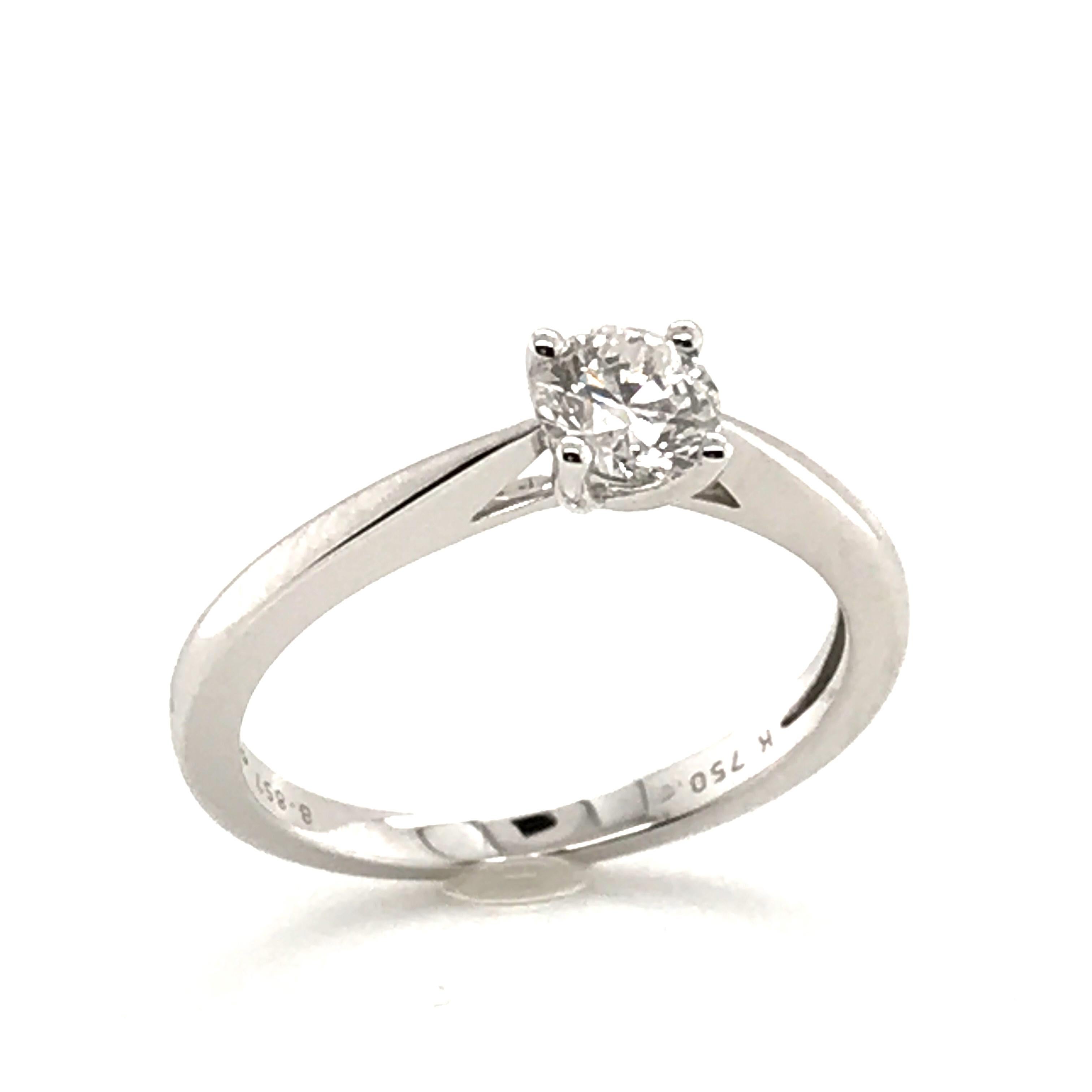 Bague solitaire en or blanc 18 carats avec diamants blancs certifiés couleur F  en vente 1