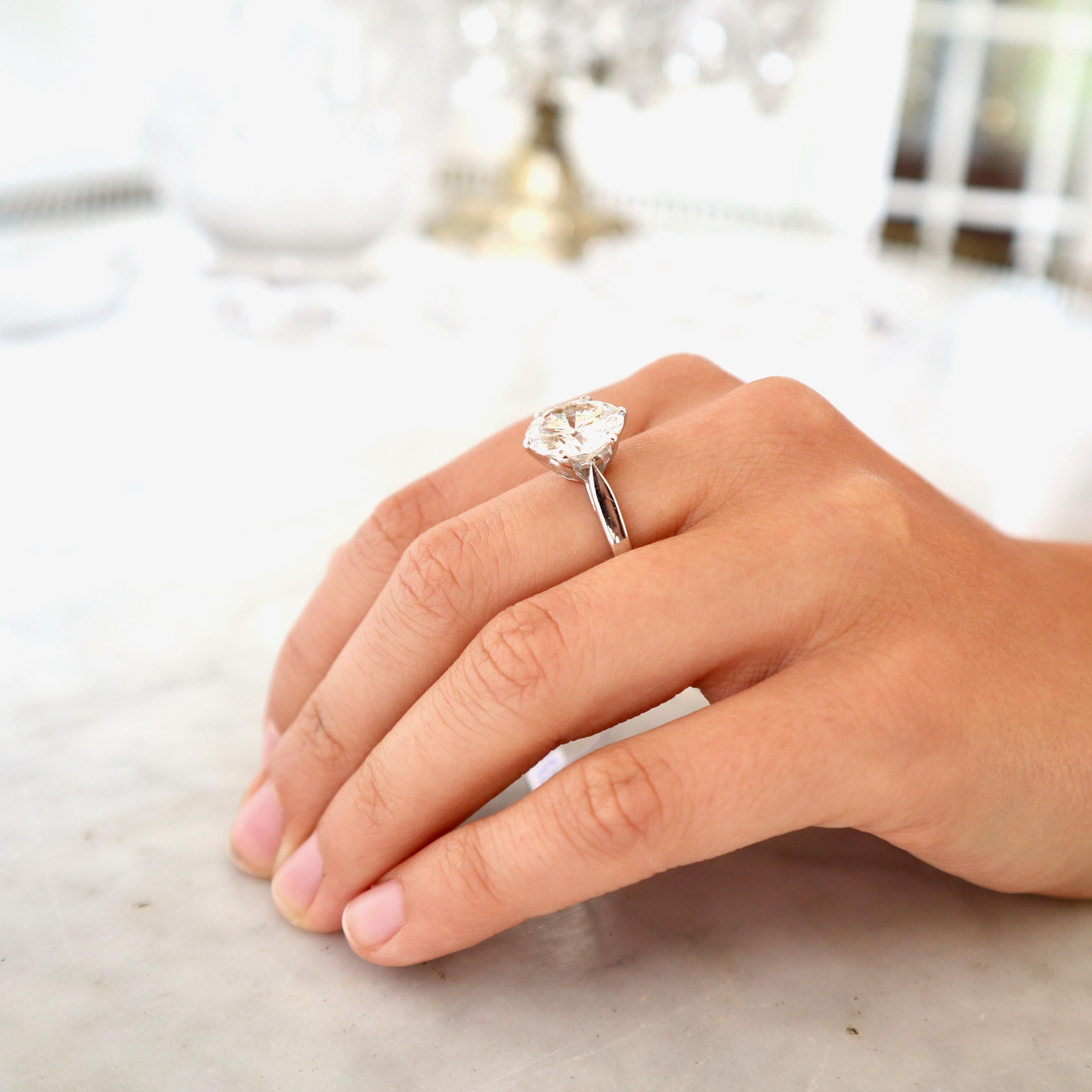Solitaire Ring with a 5.23 Carat Diamond in the Center im Angebot 6