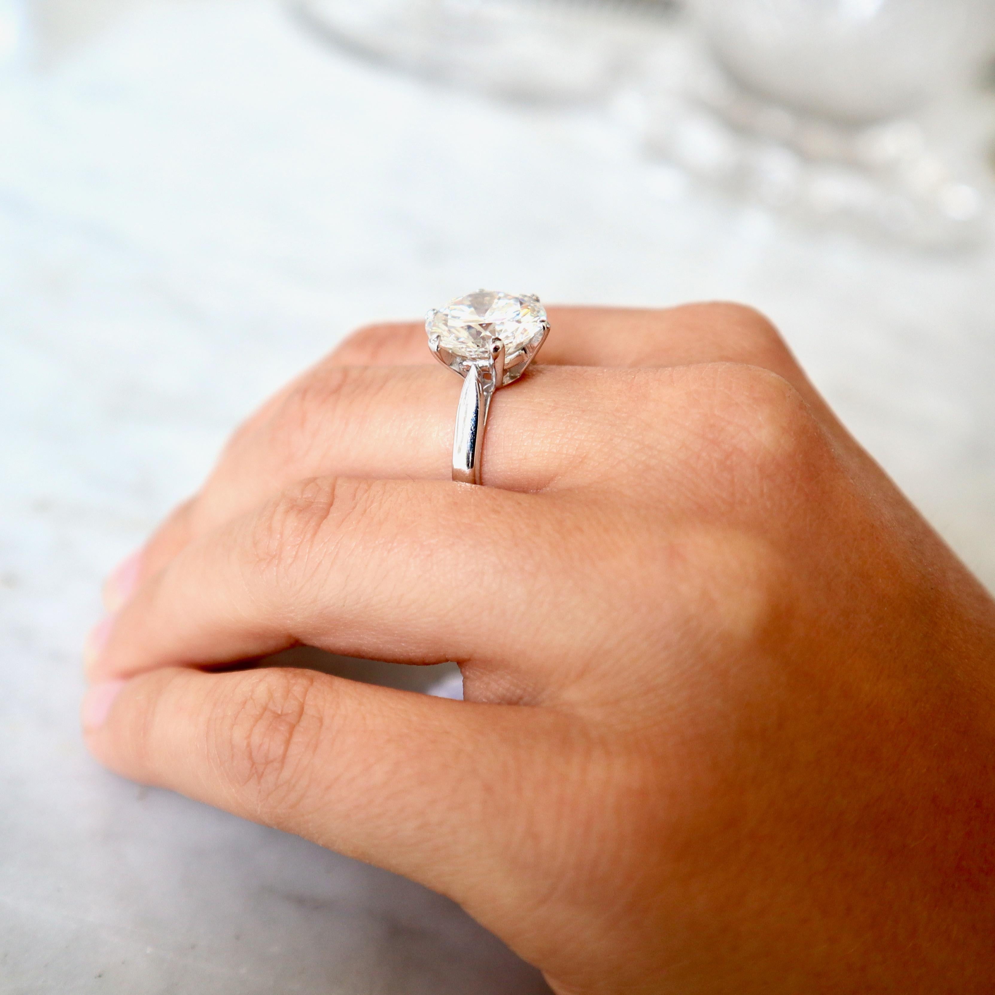 Solitaire Ring with a 5.23 Carat Diamond in the Center im Angebot 7