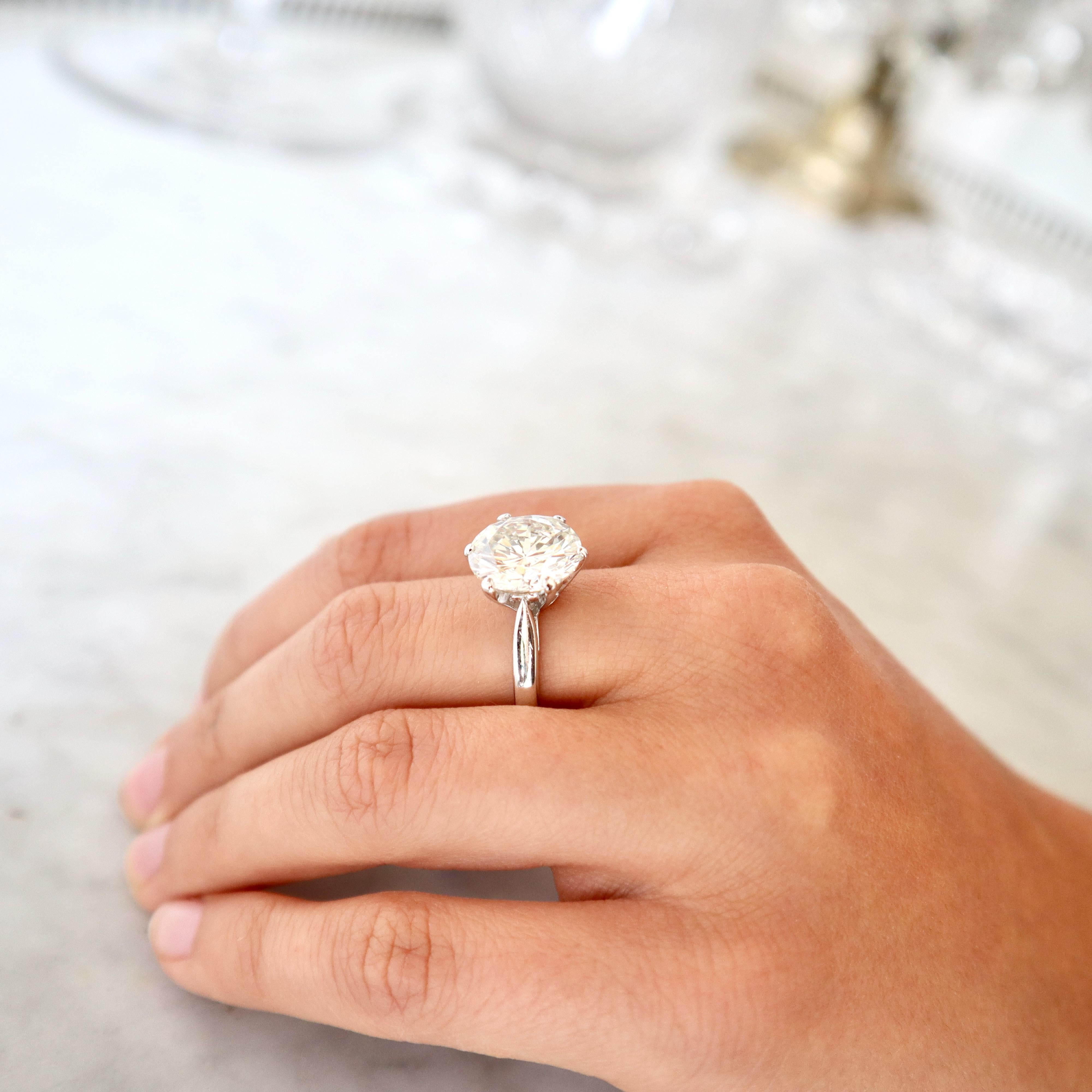 Solitaire Ring with a 5.23 Carat Diamond in the Center (Brillantschliff) im Angebot