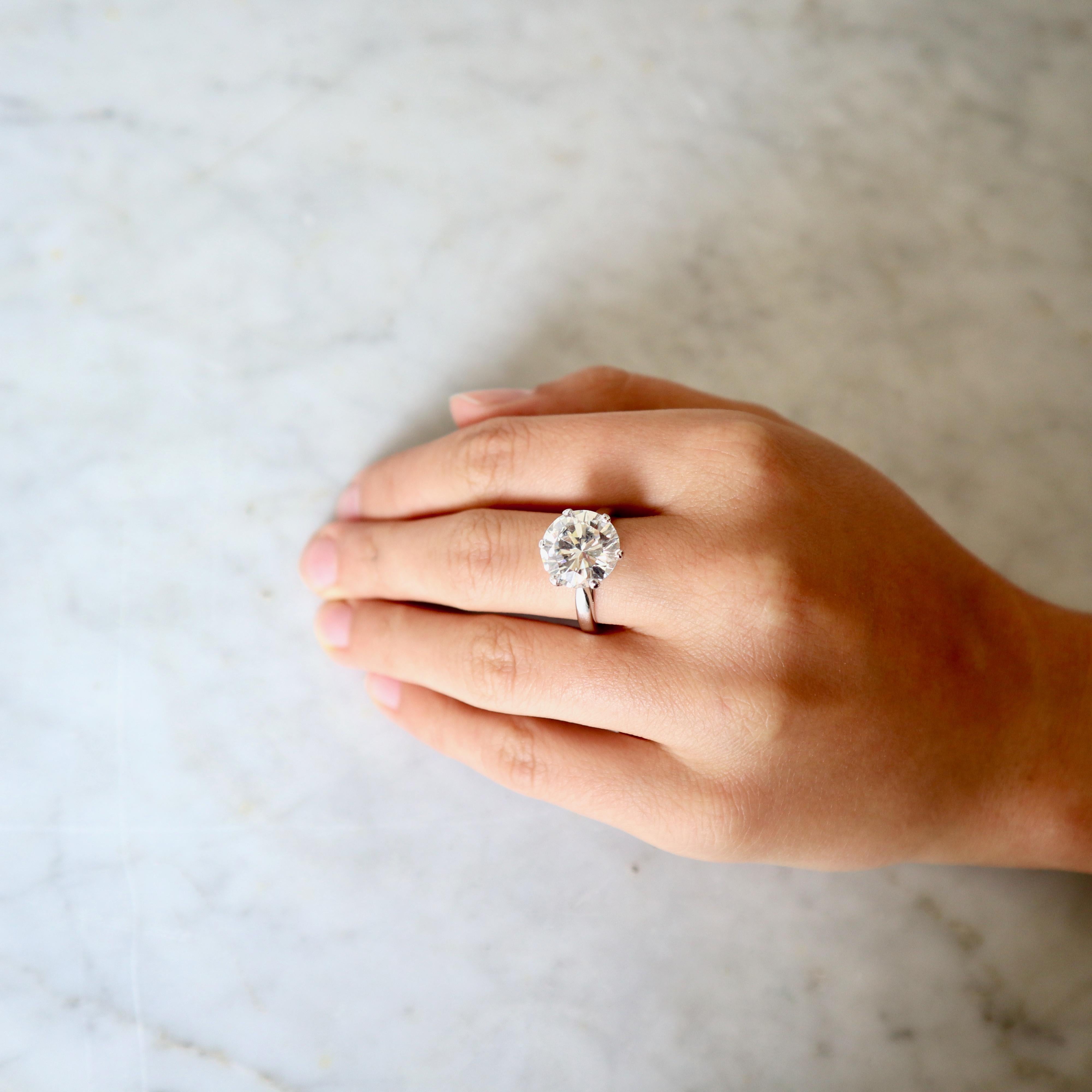 Solitaire Ring with a 5.23 Carat Diamond in the Center Damen im Angebot