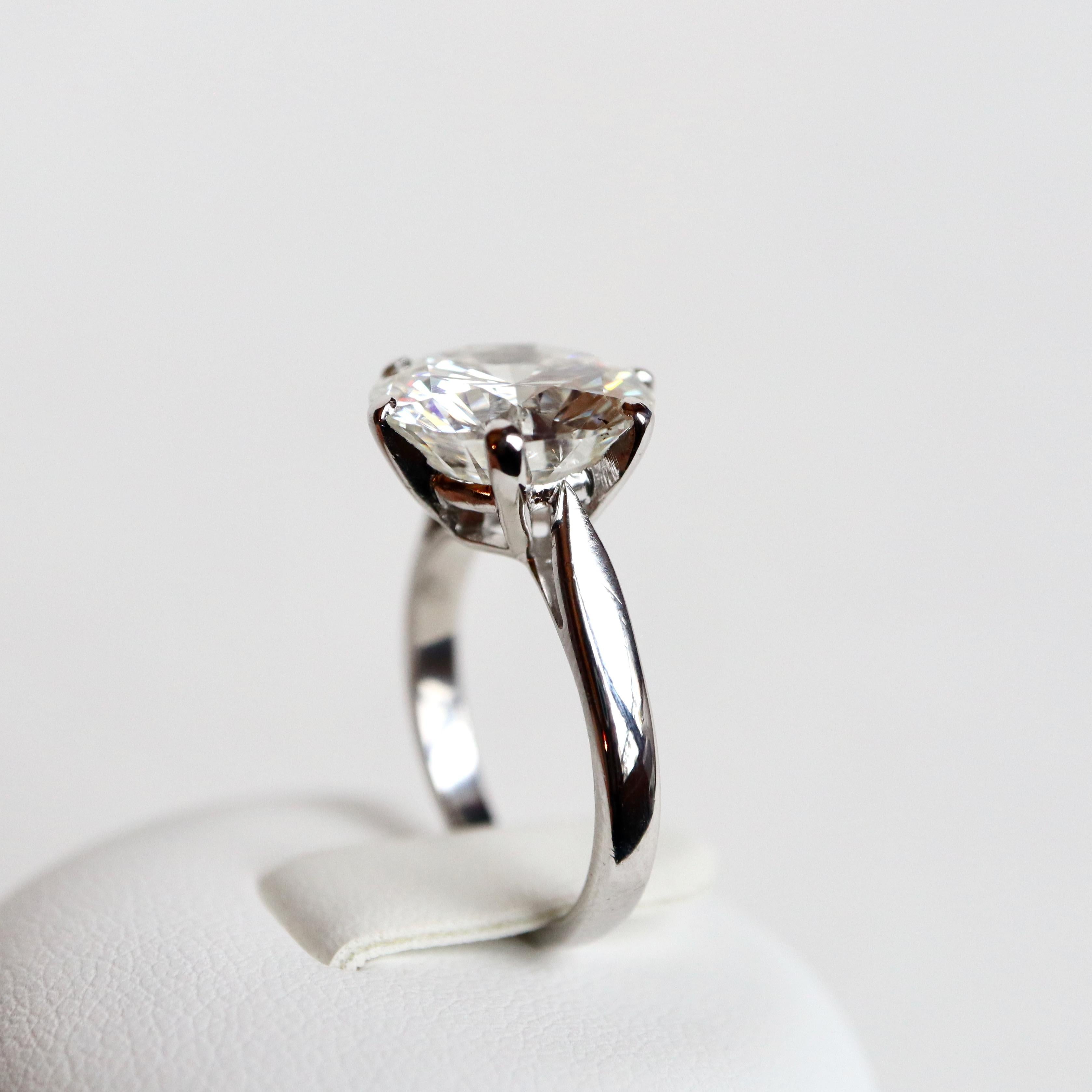 Solitaire Ring with a 5.23 Carat Diamond in the Center In Good Condition For Sale In Paris, FR