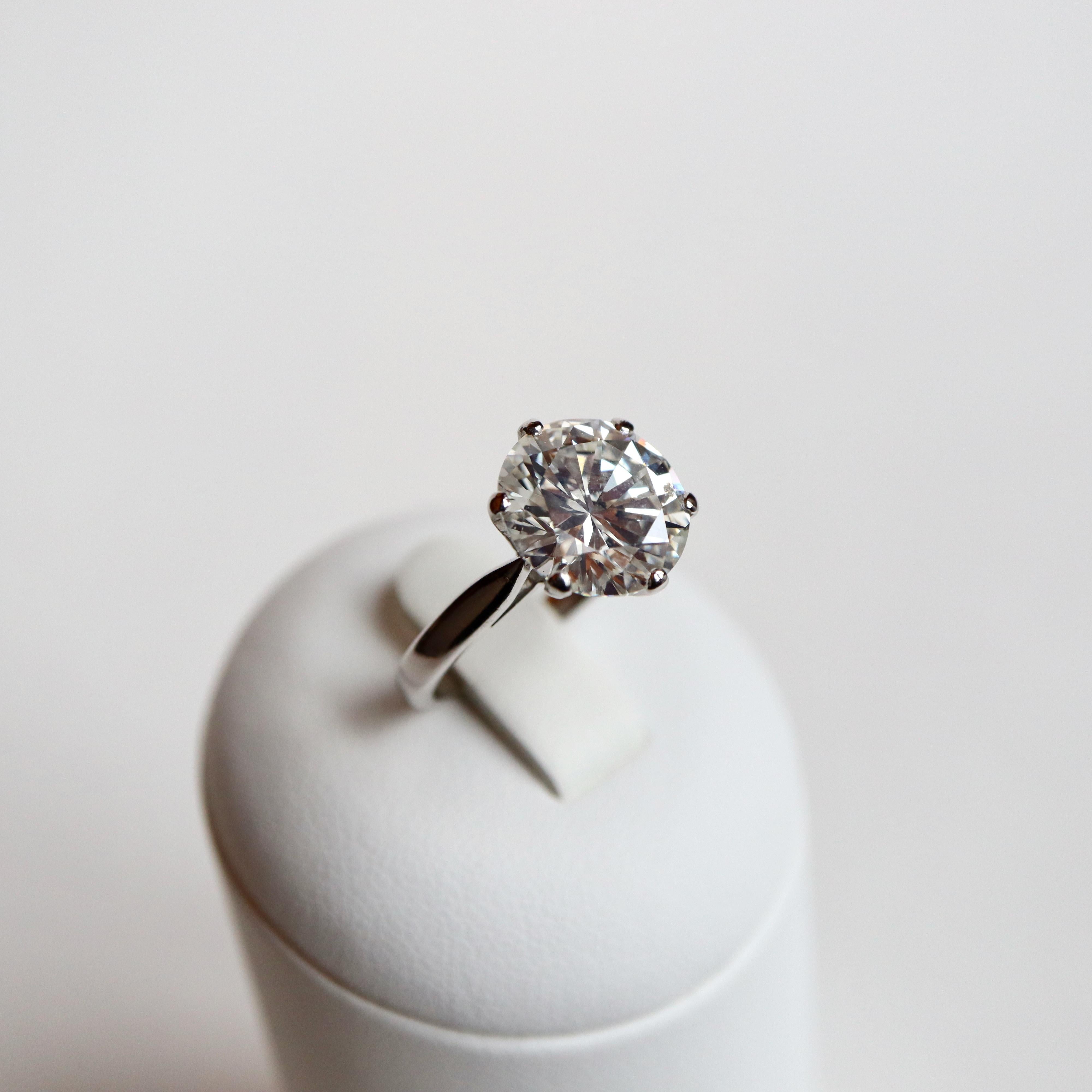 Solitaire Ring with a 5.23 Carat Diamond in the Center For Sale 1