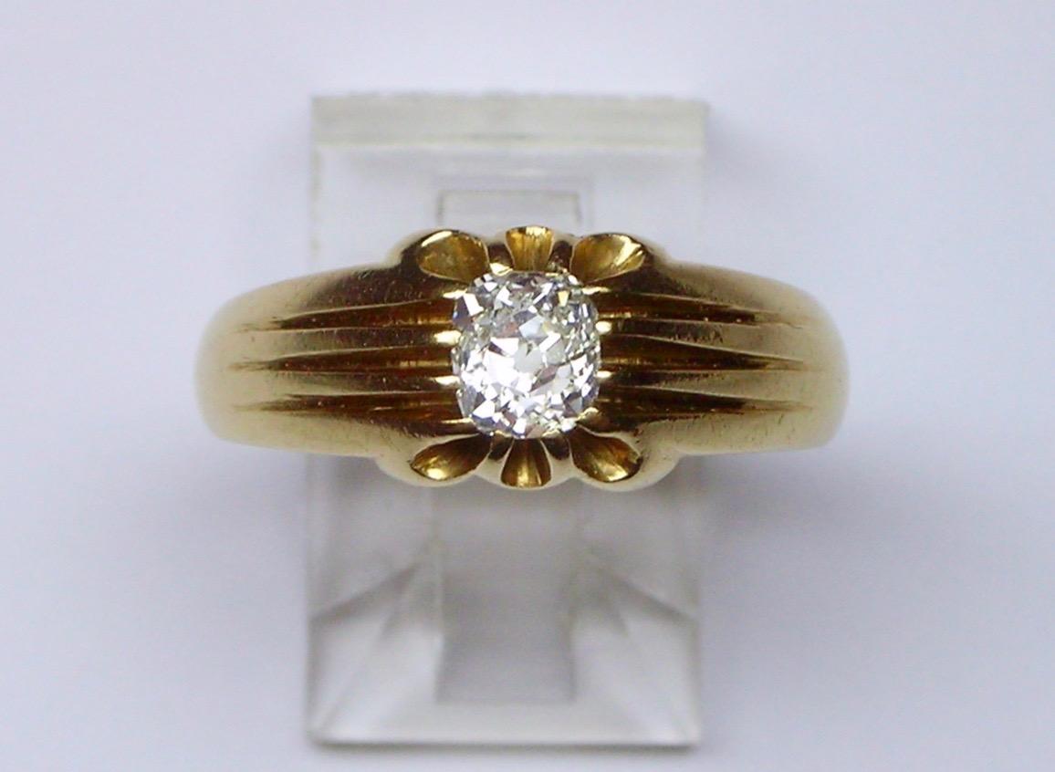 Solitaire Ring with Antique Cushion Cut Diamond In Good Condition For Sale In Milano, MI