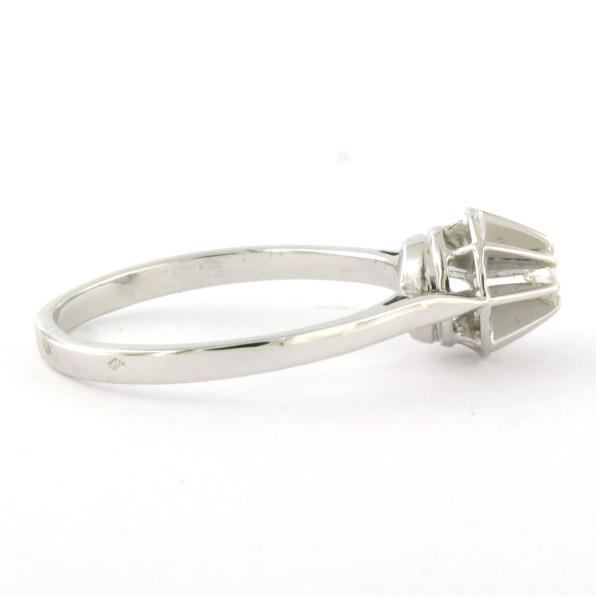 Solitärring aus 18 Karat Weißgold, besetzt mit einem Diamanten im Brillantschliff mit einem Gesamtgewicht von ca. 0,16 ct - K/L - VS/SI - Ringgröße US 8,5 EU 18,5 (58)

Ausführliche Beschreibung:

Die Vorderseite des Rings ist 8,2 mm breit und 8,4
