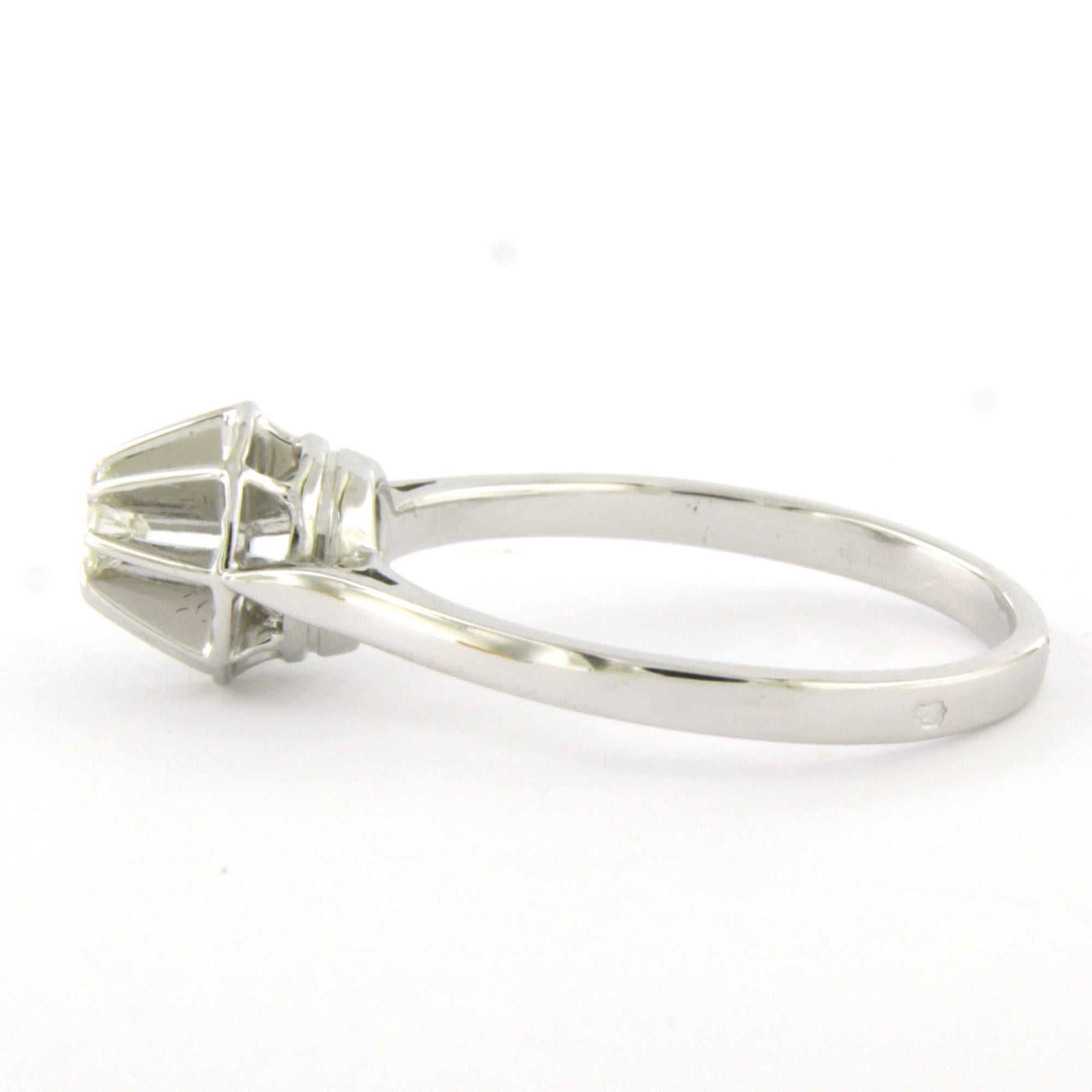 Solitärring mit Diamant im Brillantschliff bis zu 0,16ct 18k Gold 3,4 Gramm (Moderne) im Angebot