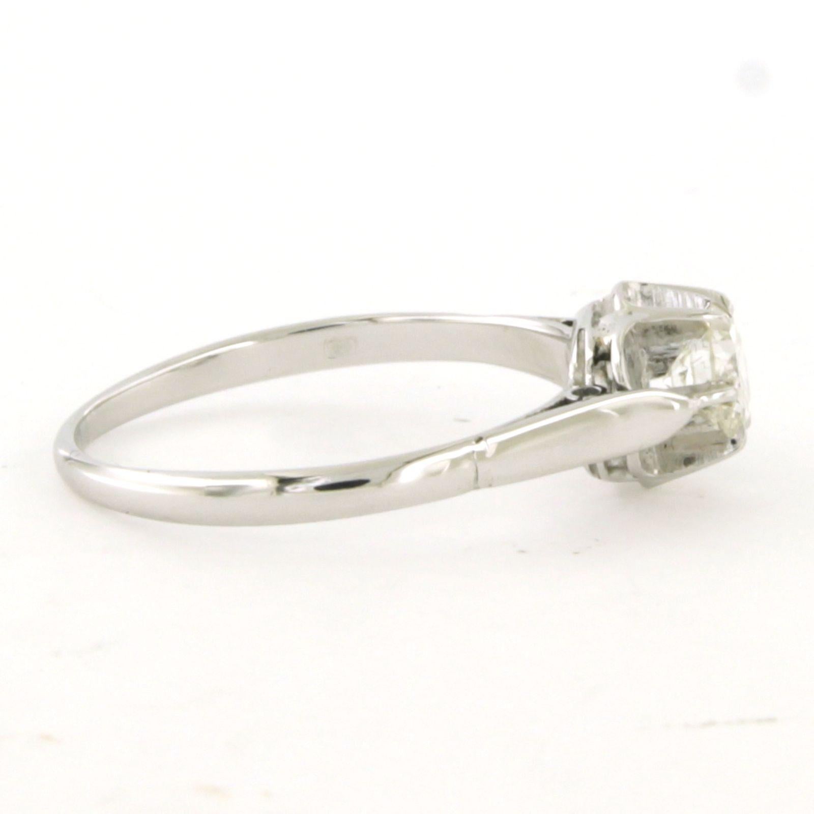 Bague solitaire en or blanc 14k avec diamant taille brillant jusqu'à 0,45 ct - F/G - VS/SI - taille de bague US 7 - EU 17,25 (54)

Description détaillée

La partie supérieure de l'anneau mesure 7,2 mm de large et 5,6 mm de haut.

Bague de taille US