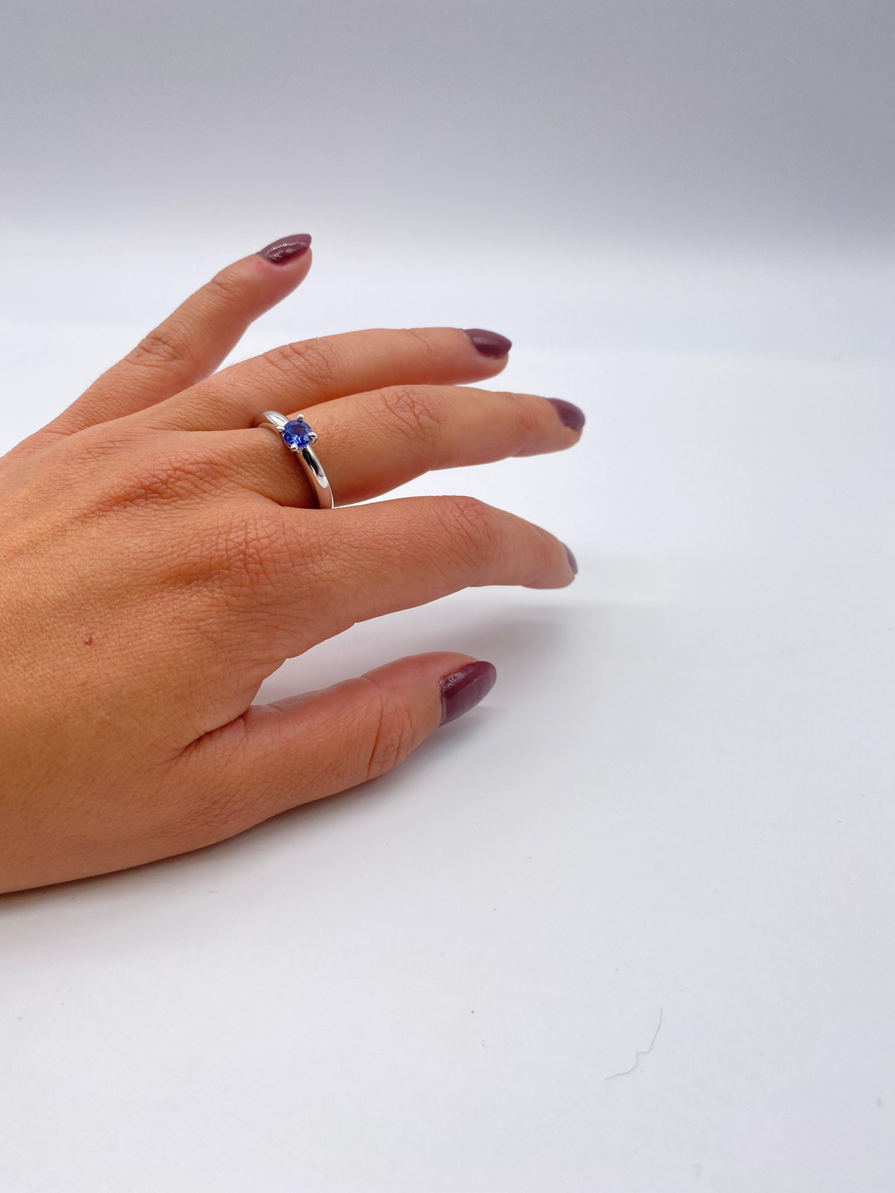 Découvrez le symbole ultime de l'amour et de l'élégance avec cette somptueuse bague solitaire en saphir de Ceylan, sertie dans un anneau en or blanc 18k. Cette création joaillière est un hommage à la beauté intemporelle du saphir et à la noblesse de