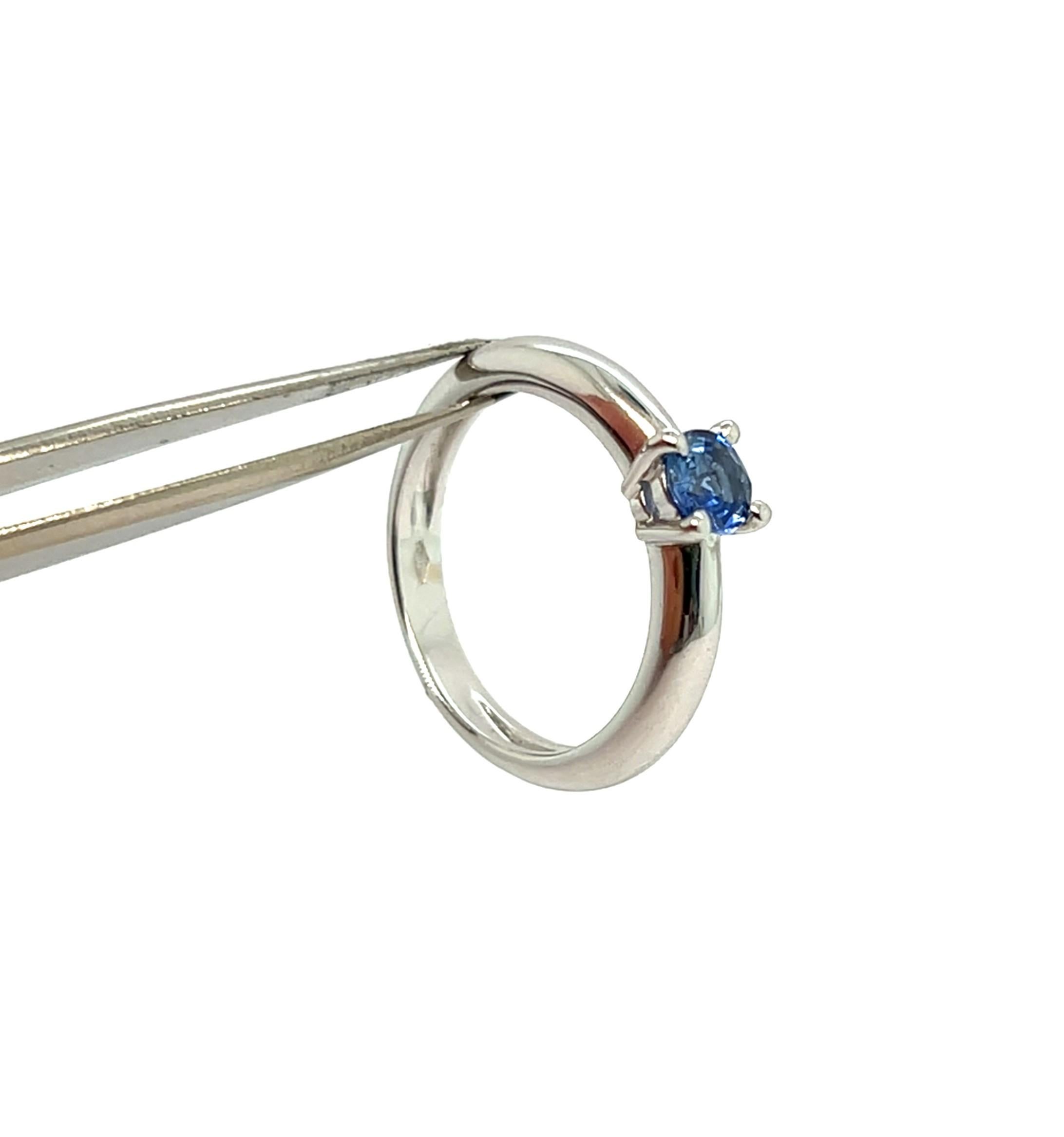 Artisan Bague solitaire avec saphir de Ceylan Or blanc 18 carats en vente