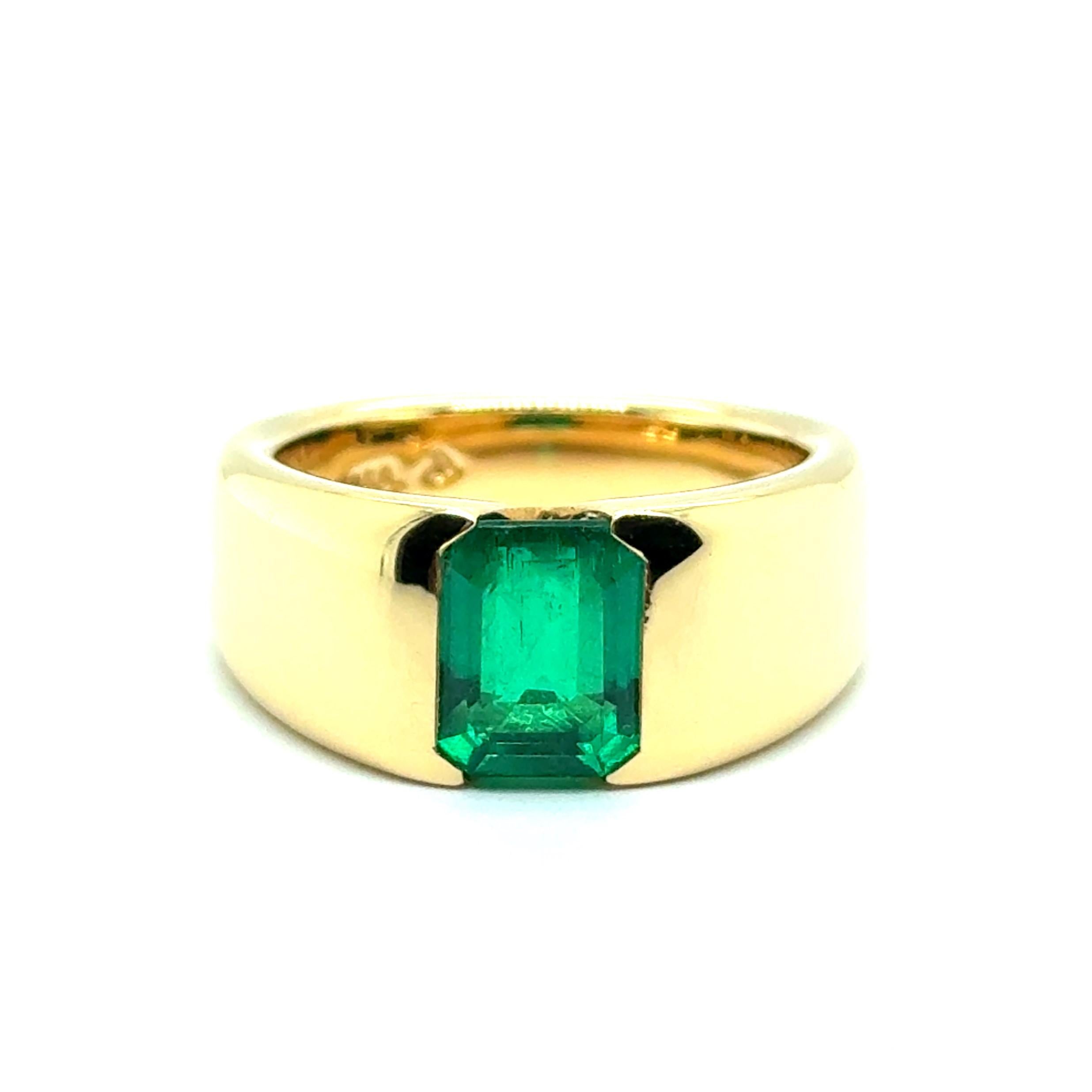 Cette exquise bague solitaire est ornée d'une superbe émeraude octogonale de 2,16 carats provenant de Colombie, réputée pour sa teinte verte riche et vibrante. Sertie dans un luxueux or jaune 18 carats, la brillance de l'émeraude est accentuée,
