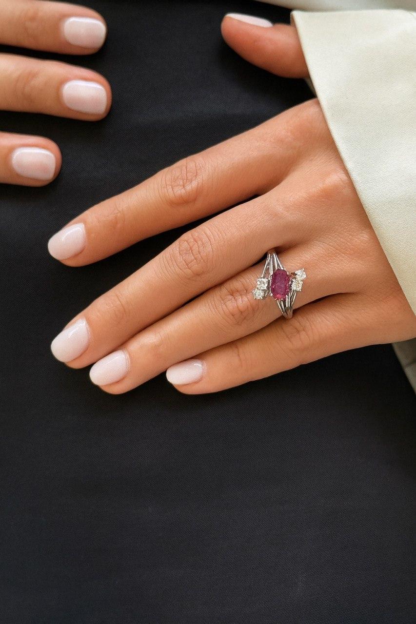 Beautiful 3-stone ring .

1.20 ct oval ruby.
4 diamonds, approximately 0.10carats each, G color, Vs clarity.
Finger size 6.5 US (can be made any size).