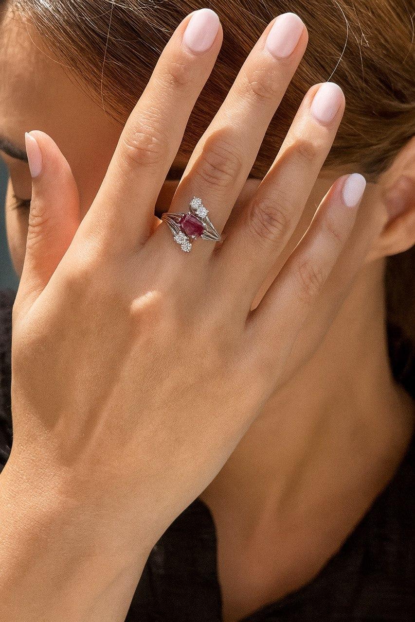 Artigiano Solitaire Ring with Ruby and Diamonds in vendita