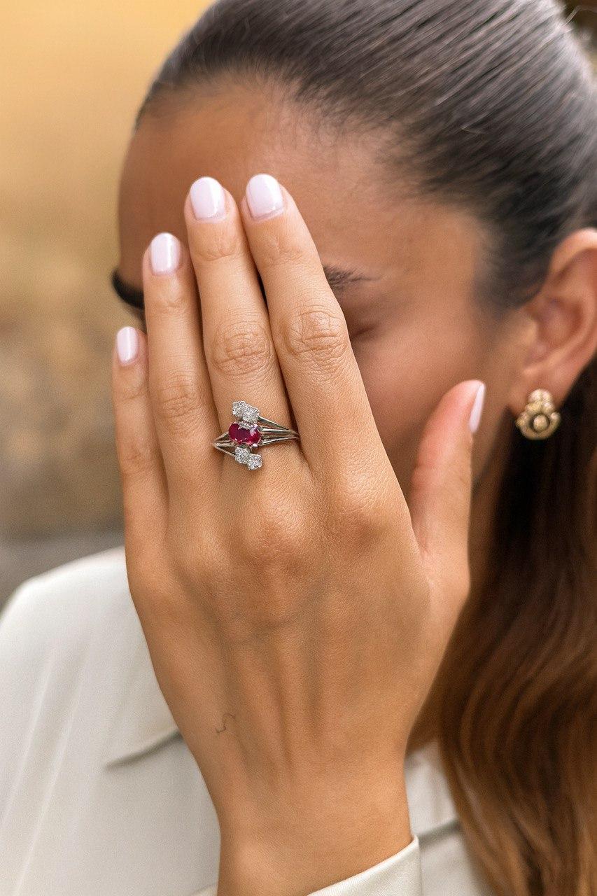 Oval Cut Solitaire Ring with Ruby and Diamonds in vendita