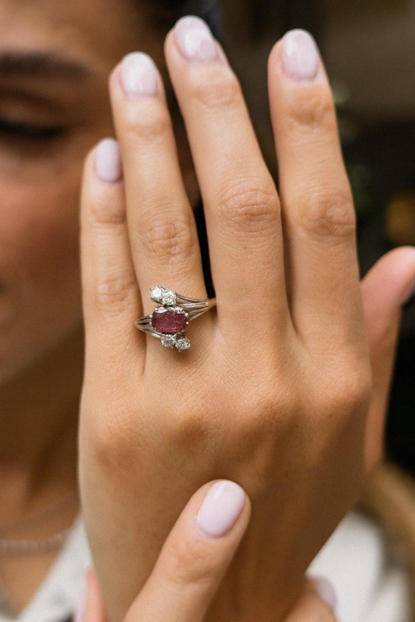 Solitaire Ring with Ruby and Diamonds In condizioni ottime in vendita a Firenze, FI