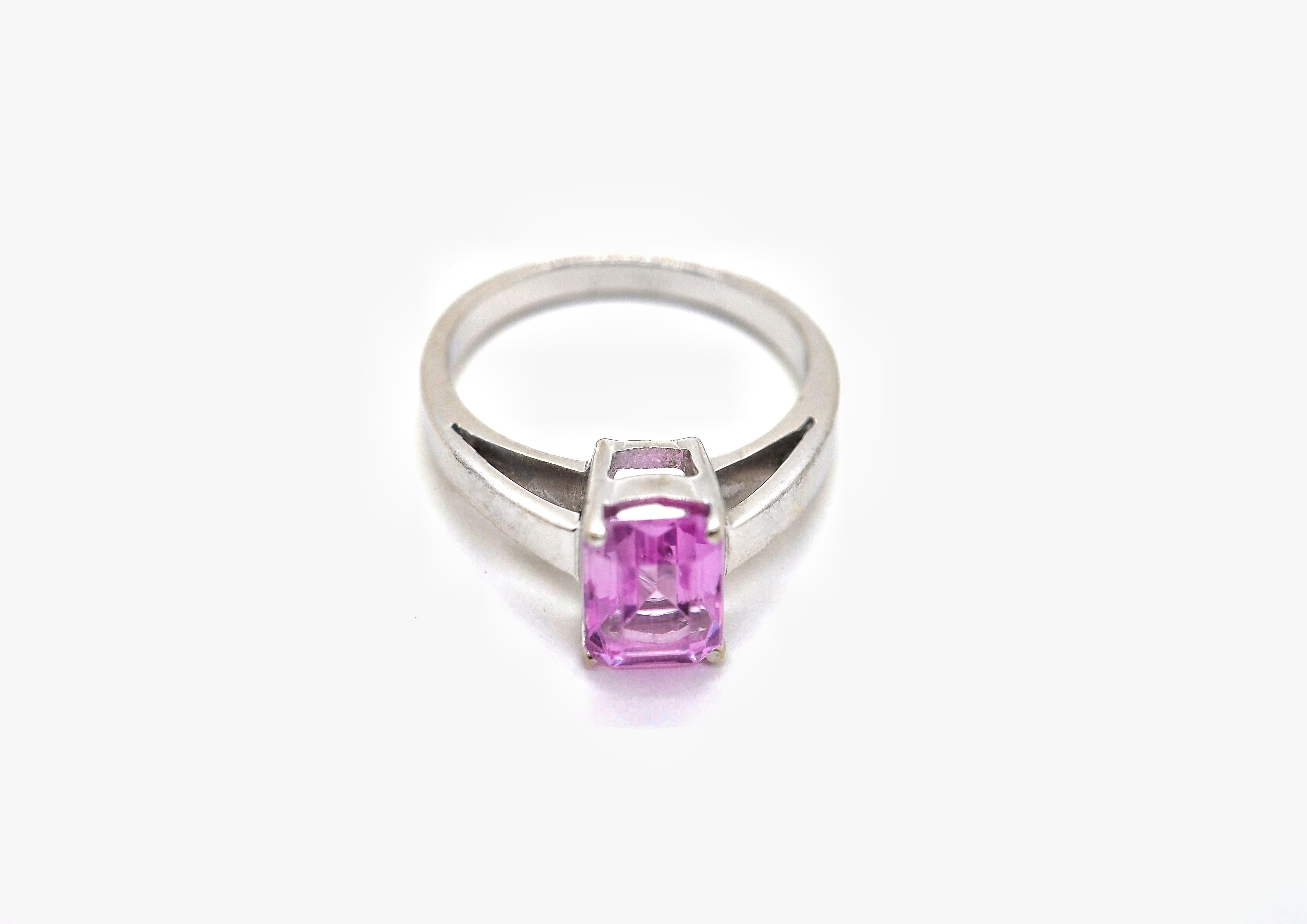 Sophisticated 18K white gold ring, featuring a captivating pink sapphire at its heart. With its classic solitaire ring design and stunning gemstone, this ring is a perfect blend of traditional charm and contemporary elegance.

Material: Finely