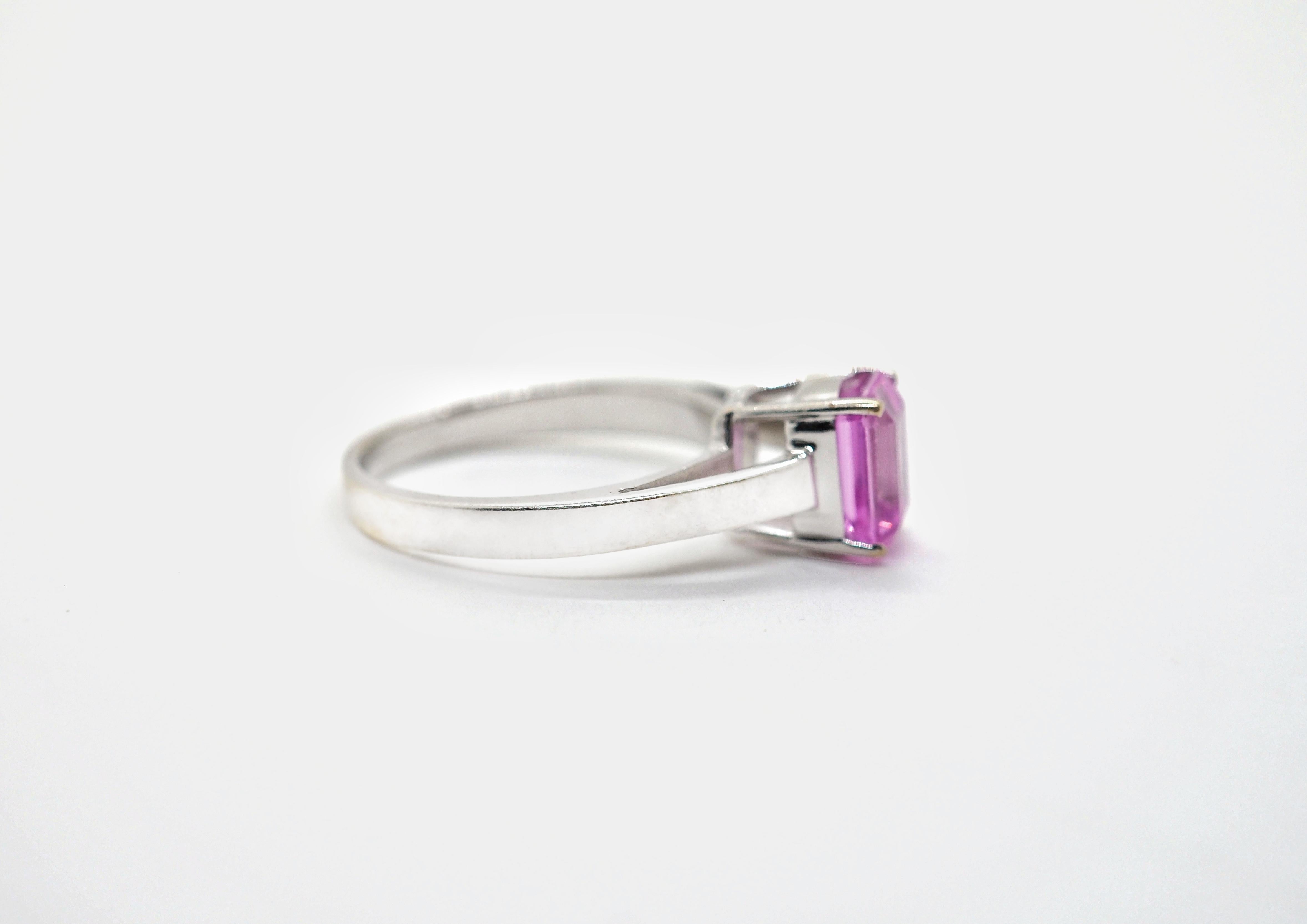 Solitaire Ring Women Pink Sapphire 18K White Gold In Excellent Condition For Sale In Geneva, CH