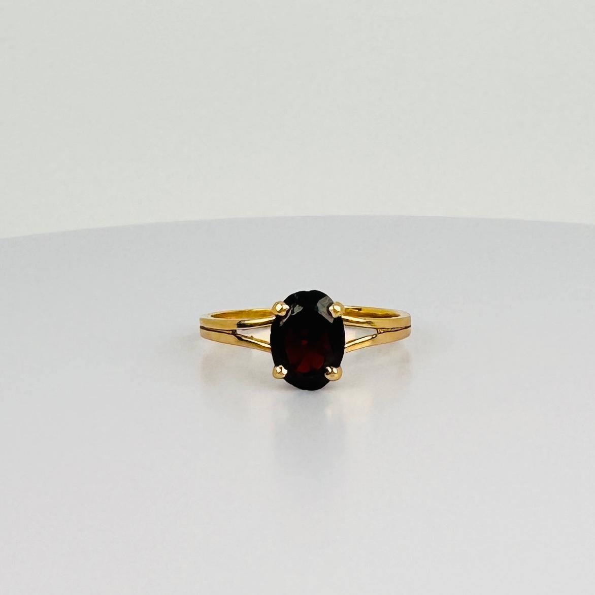 Meet this stunning jewel! This exquisite ring is made of 18k yellow gold and holds a beautiful garnet. Look at the color at that stone,  it is truly captivating! The garnet , with its rich, translucent hues, adds a touch of glamour, making this ring