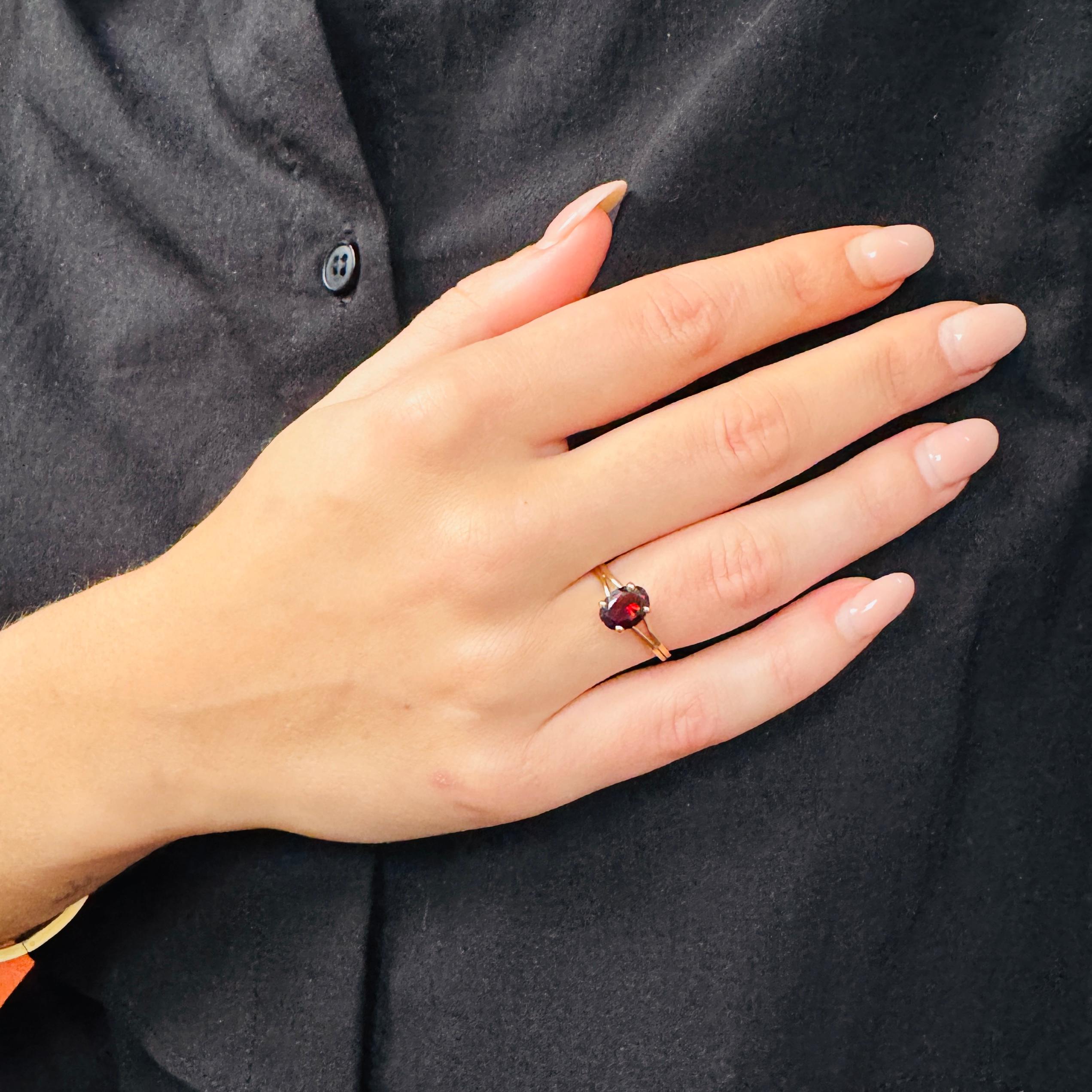 Taille ovale Bague solitaire or jaune 18k avec grenat ovale facetté 3 carats en vente