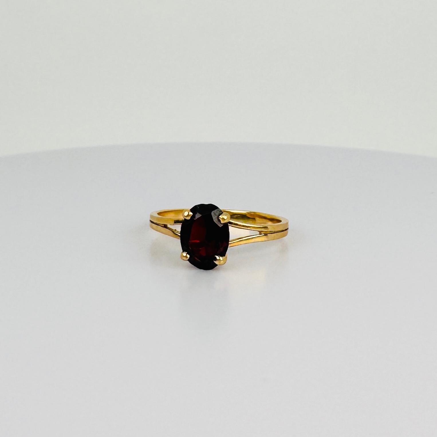 Solitaire Ring Yellow Gold 18k with Oval Facetted Garnet 3 carat In Good Condition For Sale In Heemstede, NL
