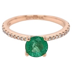 Solitär-Ring mit rundem Smaragd und weißen Diamanten mit Akzent auf dem Schaft aus 18 Karat Roségold