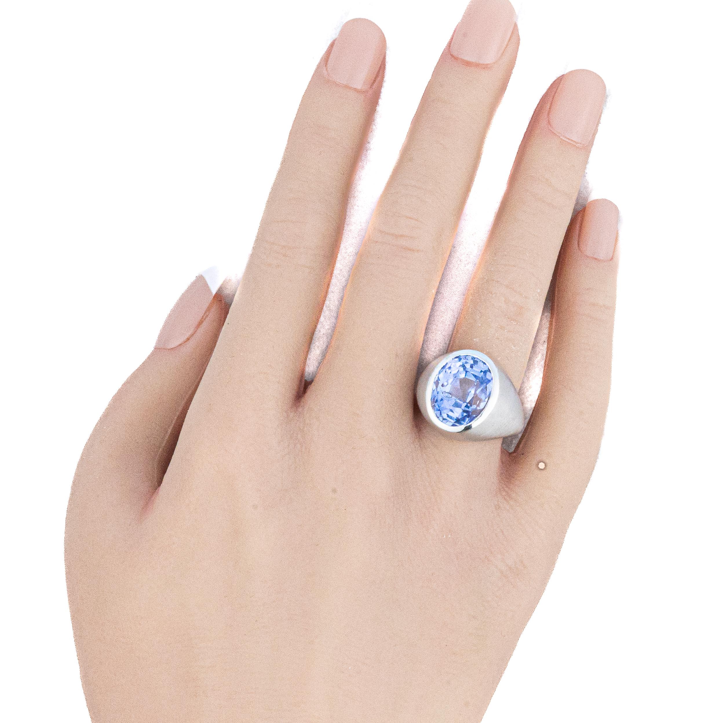 Anello con zaffiro solitario in oro bianco opaco in vendita 1