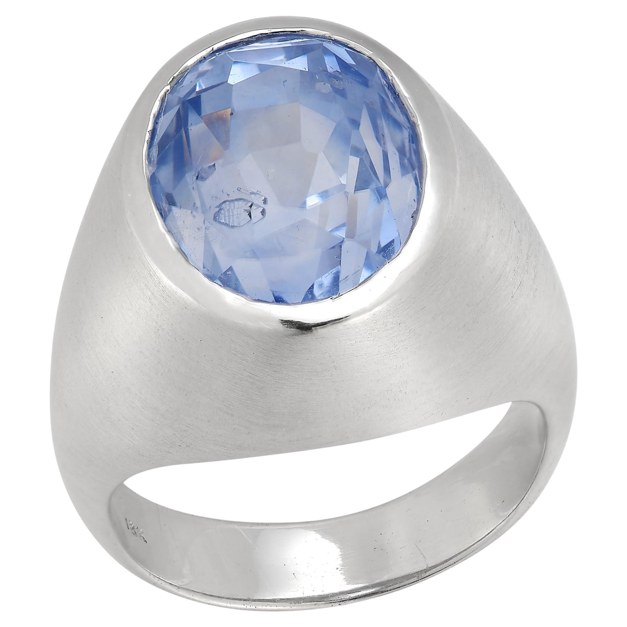 Anello con zaffiro solitario in oro bianco opaco