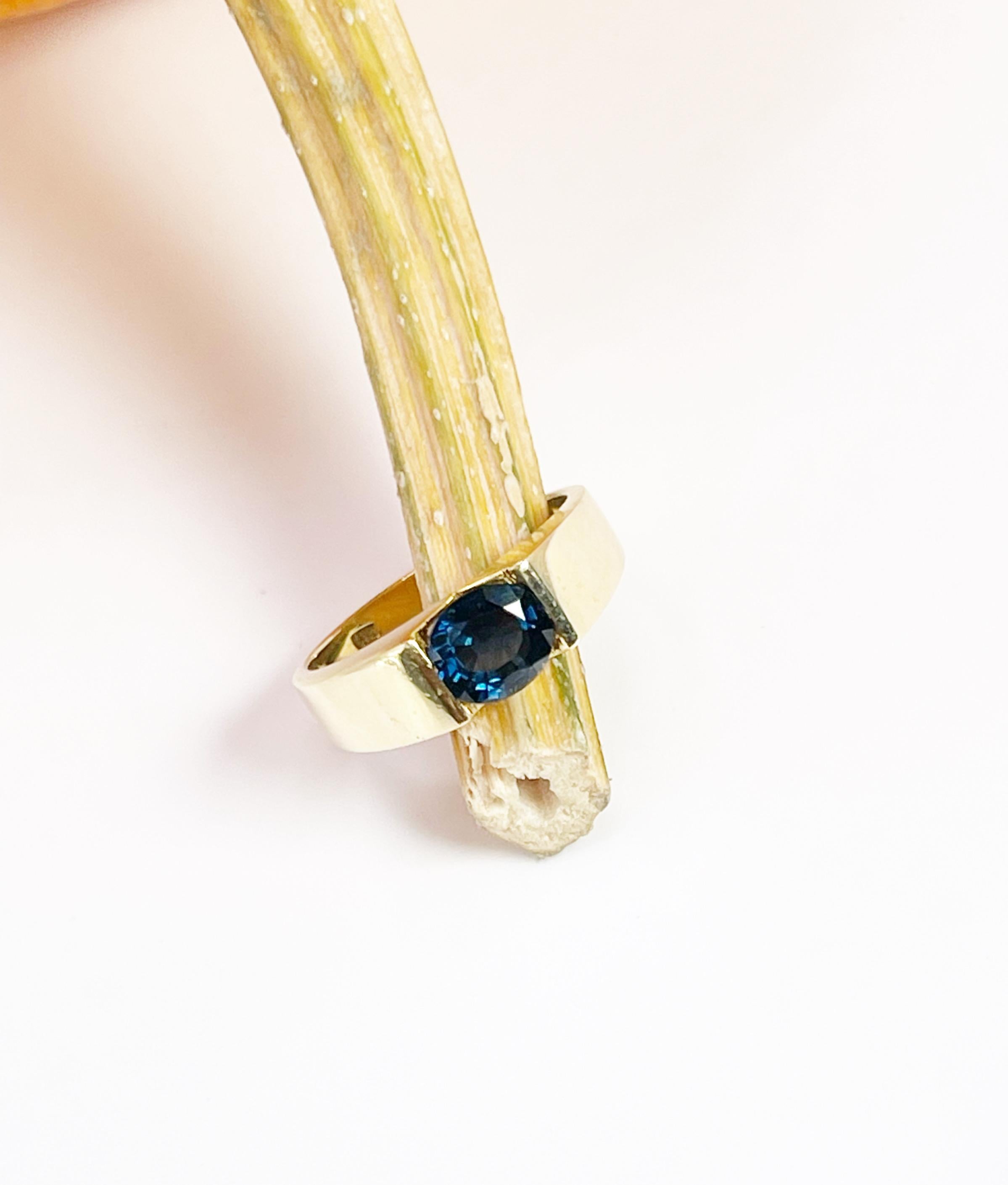 Modern Solitaire Sapphire ring 18KT yellow gold UNISEX 2CT For Sale