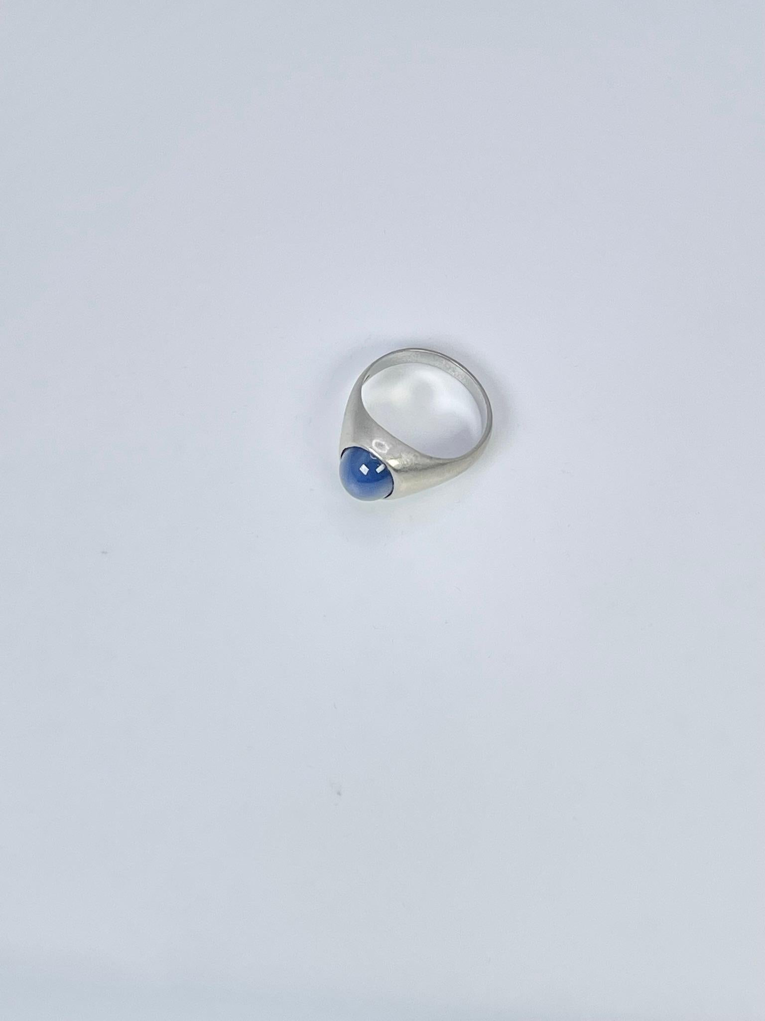 Unisex ring made with 4ct blue oval star sapphire in 14KT white gold.

GRAM WEIGHT: 5.06gr
GOLD: 14KT white gold
NATURAL SAPPHIRE
Cut: Oval
Color: Blue
Clarity: Moderately Included
Carat:4.02ct
SIZE: 5.5 (can be re-sized)
Item#: 205-00001