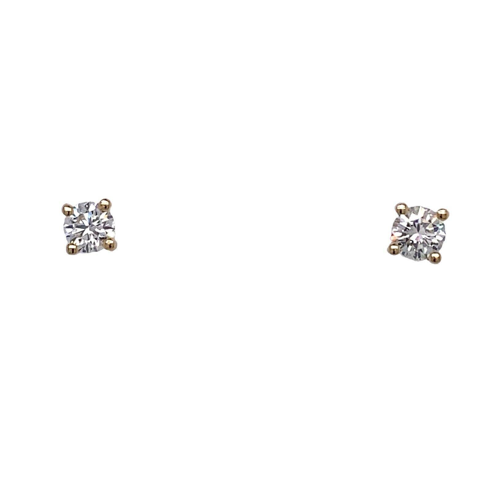 Solitär-Ohrstecker aus 18 Karat Gelbgold, besetzt mit 0,50 Karat Diamanten

Dieses Paar Ohrringe aus 18 Karat Gelbgold ist mit insgesamt 0,50 Karat runden Diamanten im Brillantschliff besetzt. Die Diamanten sind in vier Krappen gefasst. Dieses Paar