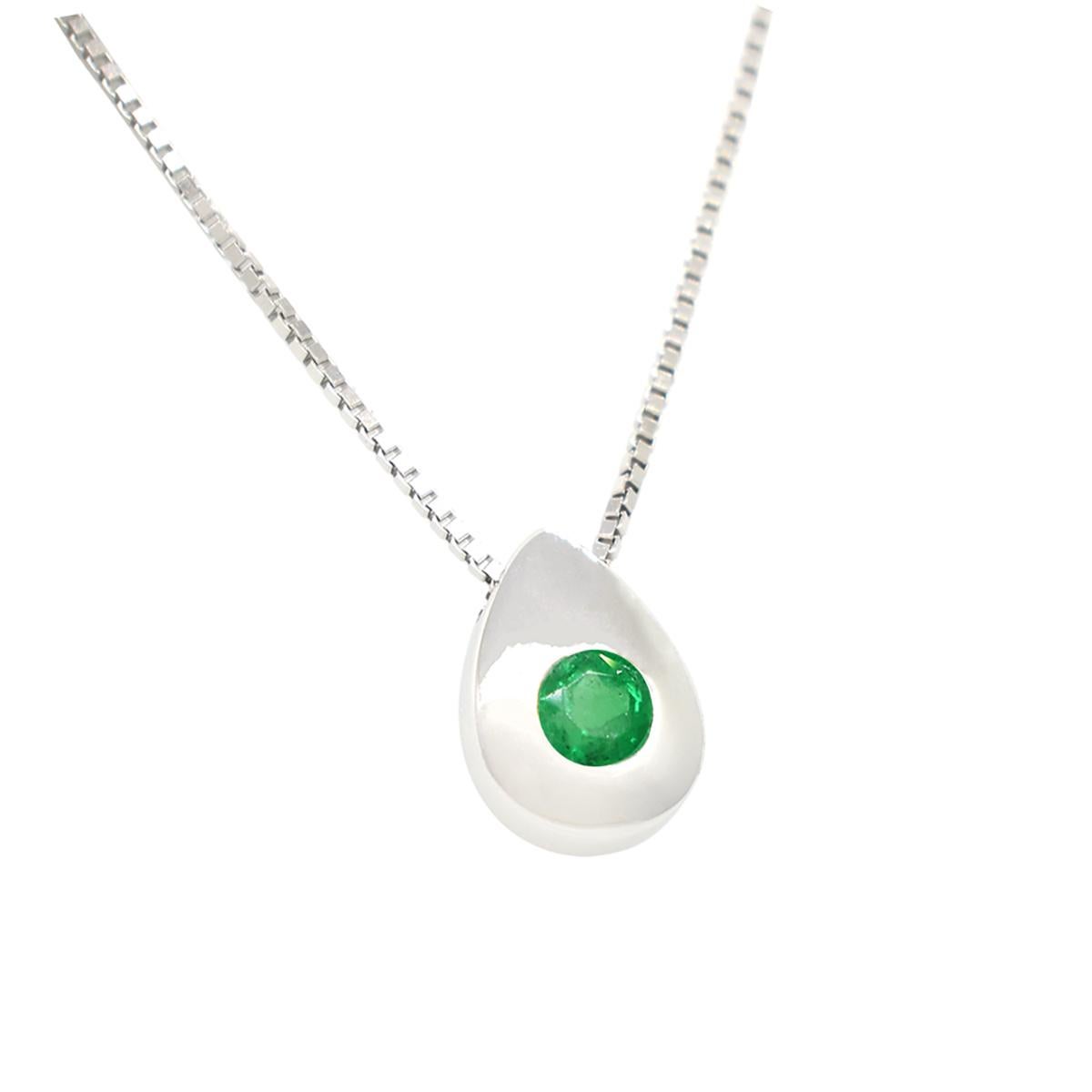 This beautiful emerald necklace is made in 18K white gold with a stunning round cut emerald with intense and deep green color. The emerald is perfectly set inside a smooth teardrop shape necklace with a brilliant high polished ending around the
