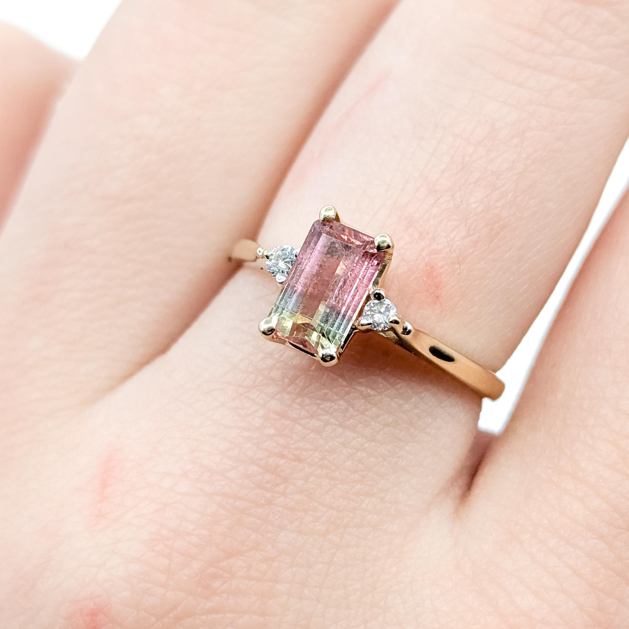 Taglio smeraldo Solitaire Tourmaline & Diamond Ring in 14k in vendita