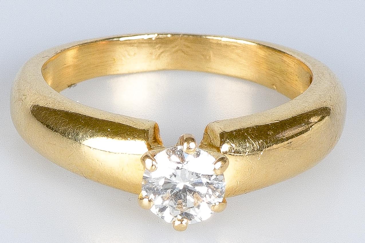 Solitaire wedding ring in 18 carat gold set with 1 round brilliant cut diamond of 0.40 carats, giving a total of 0.40 carats.                                           

Diamond quality
Colour: F
Clarity : SI1

Cut : Very Good

Weight : 4,6