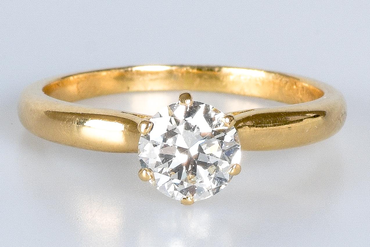 Taille ronde Alliance solitaire en or 18 carats sertie d'un diamant rond de taille brillant en vente