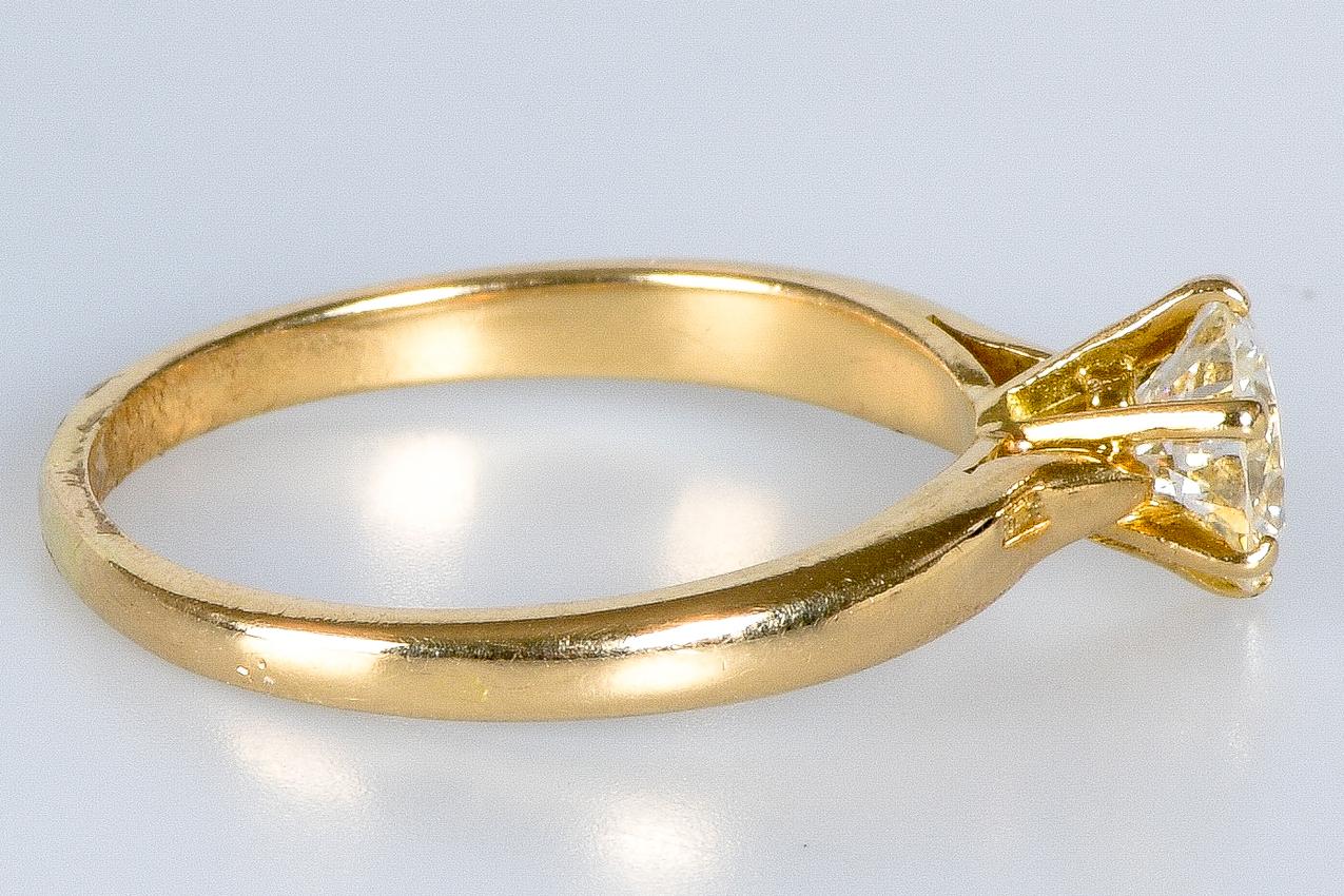 Alliance solitaire en or 18 carats sertie d'un diamant rond de taille brillant Pour femmes en vente