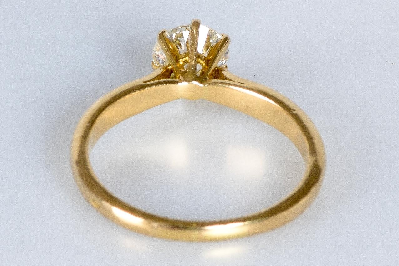 Alliance solitaire en or 18 carats sertie d'un diamant rond de taille brillant en vente 1