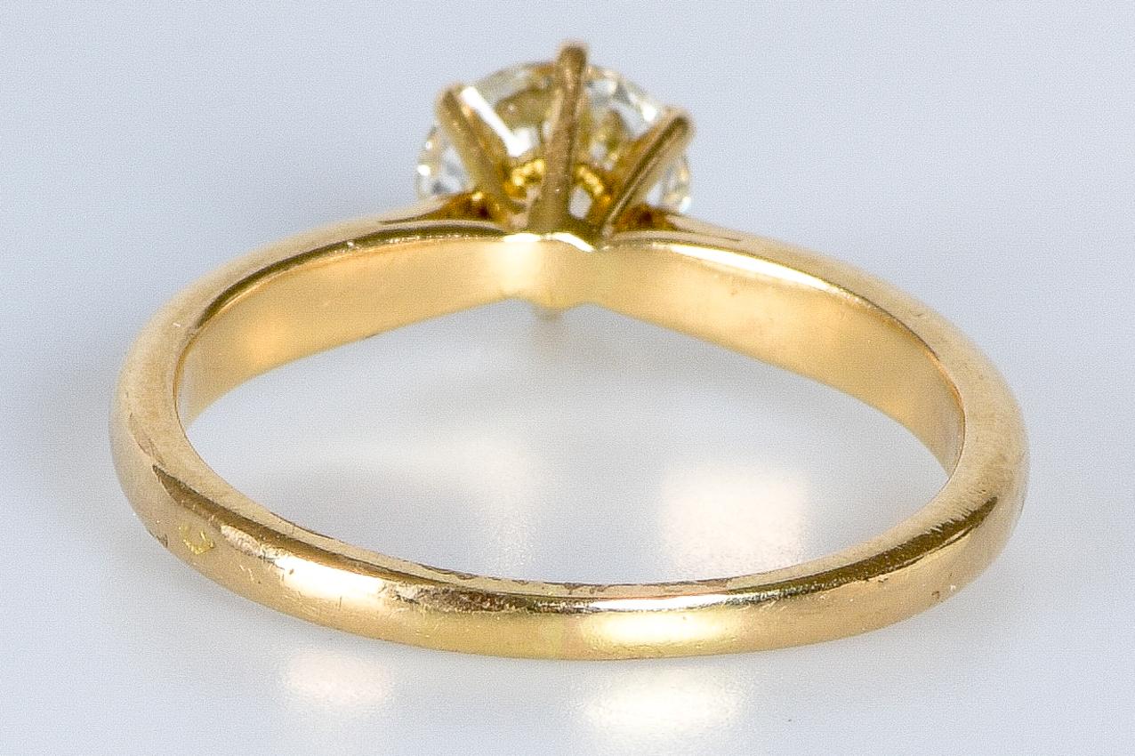 Solitär-Hochzeitsring aus 18 Karat Gold mit 1 rundem Diamanten im Brillantschliff im Angebot 2