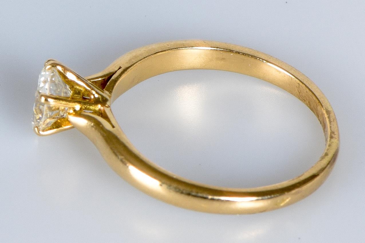 Solitär-Hochzeitsring aus 18 Karat Gold mit 1 rundem Diamanten im Brillantschliff im Angebot 3