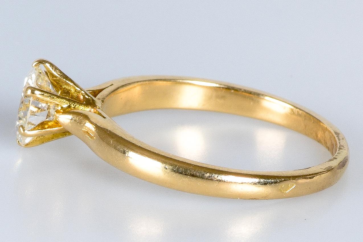 Solitär-Hochzeitsring aus 18 Karat Gold mit 1 rundem Diamanten im Brillantschliff im Angebot 4