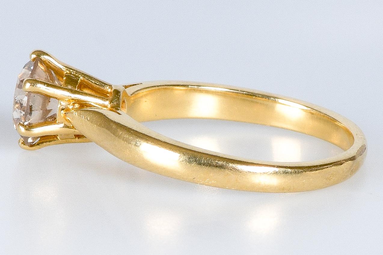 Solitär-Hochzeitsring aus 18 Karat Gold mit 1 Diamant im Rundschliff  im Angebot 6