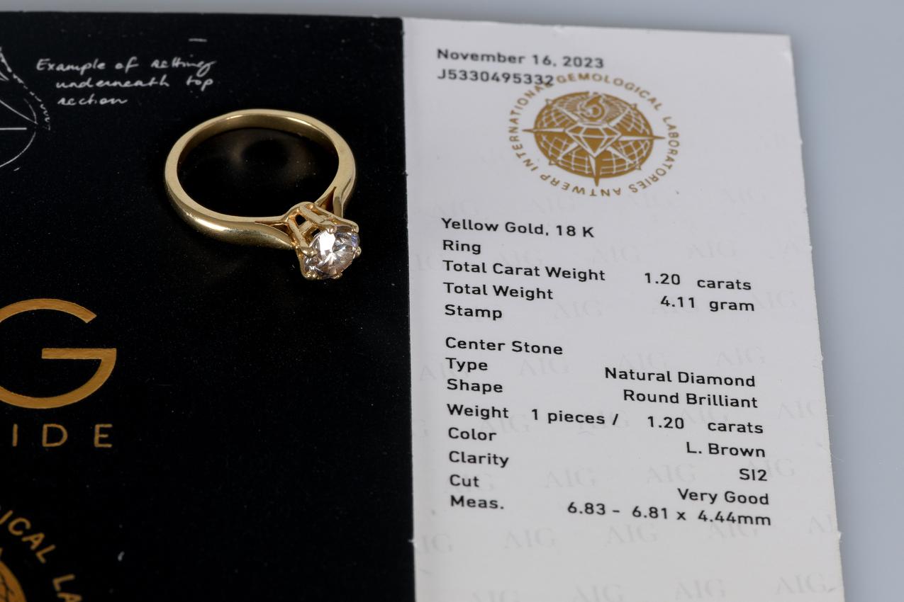 Alianza solitaria de oro de 18 quilates engastada con 1 diamante talla redonda  en venta 6