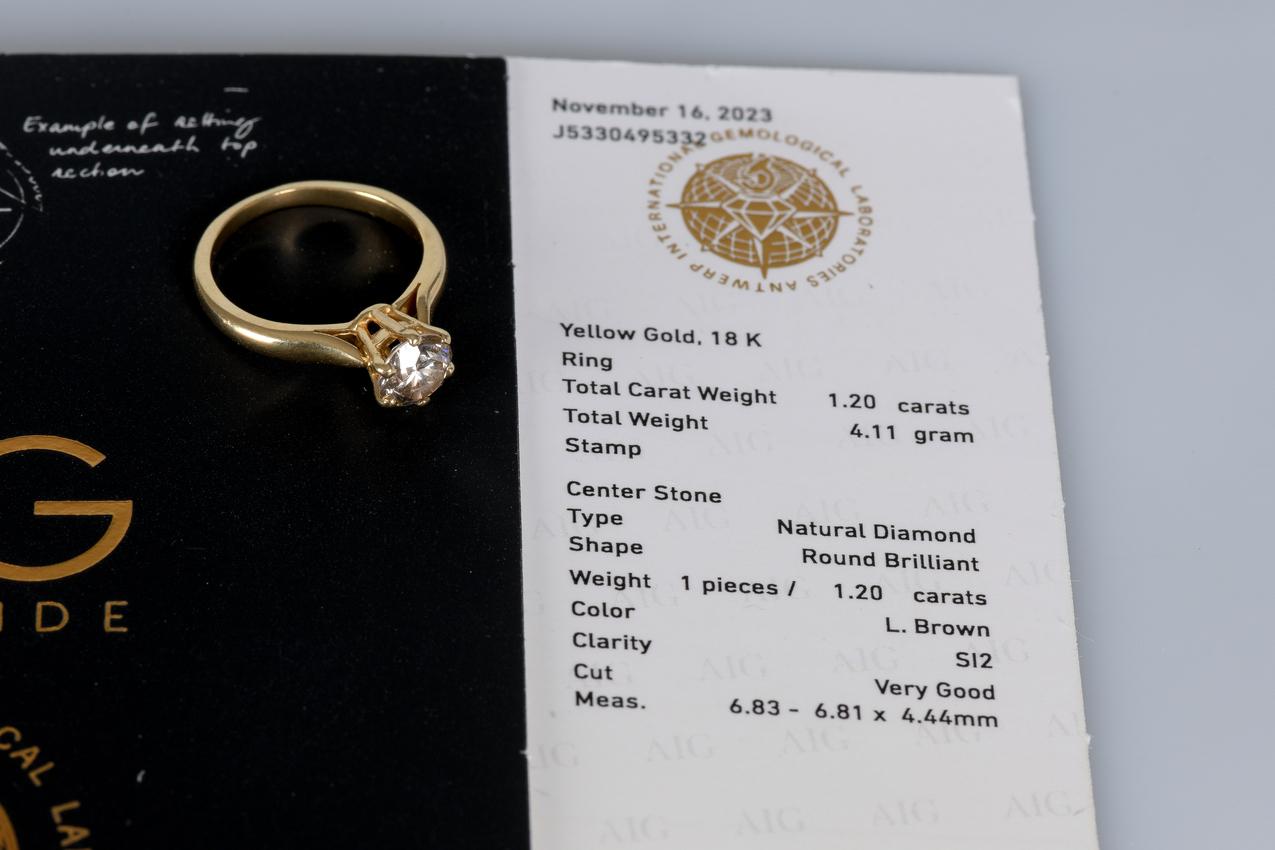Alianza solitaria de oro de 18 quilates engastada con 1 diamante talla redonda  en venta 7