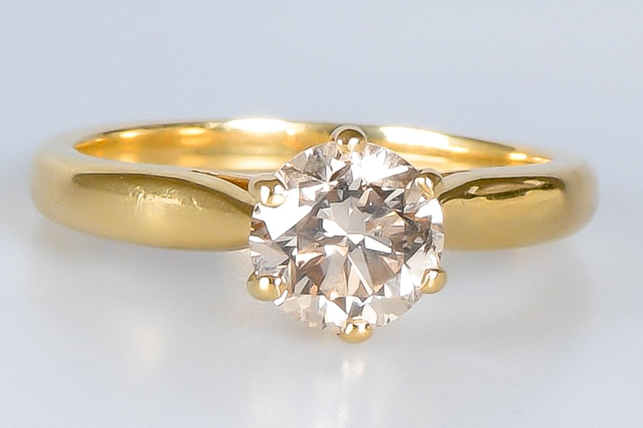 Taille ronde Alliance solitaire en or 18 carats sertie d'un diamant de taille ronde  en vente