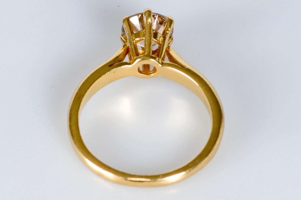 Alliance solitaire en or 18 carats sertie d'un diamant de taille ronde  en vente 1