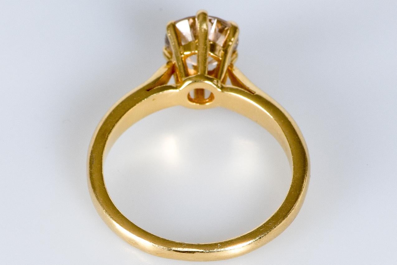 Alianza solitaria de oro de 18 quilates engastada con 1 diamante talla redonda  en venta 2